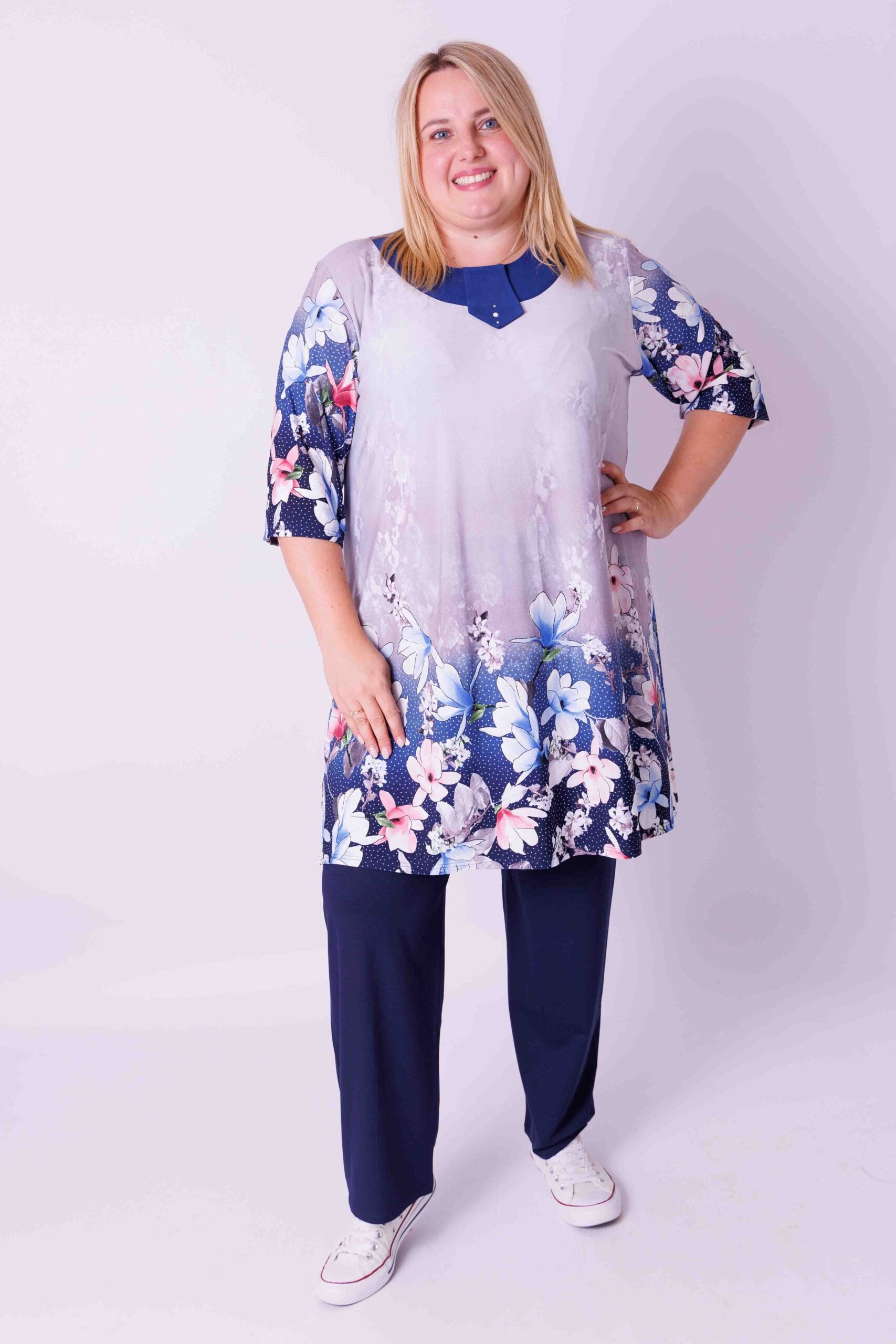 Tuniek Hollandia bloemen op lichtgrijs en blauw travel stof 96 cm