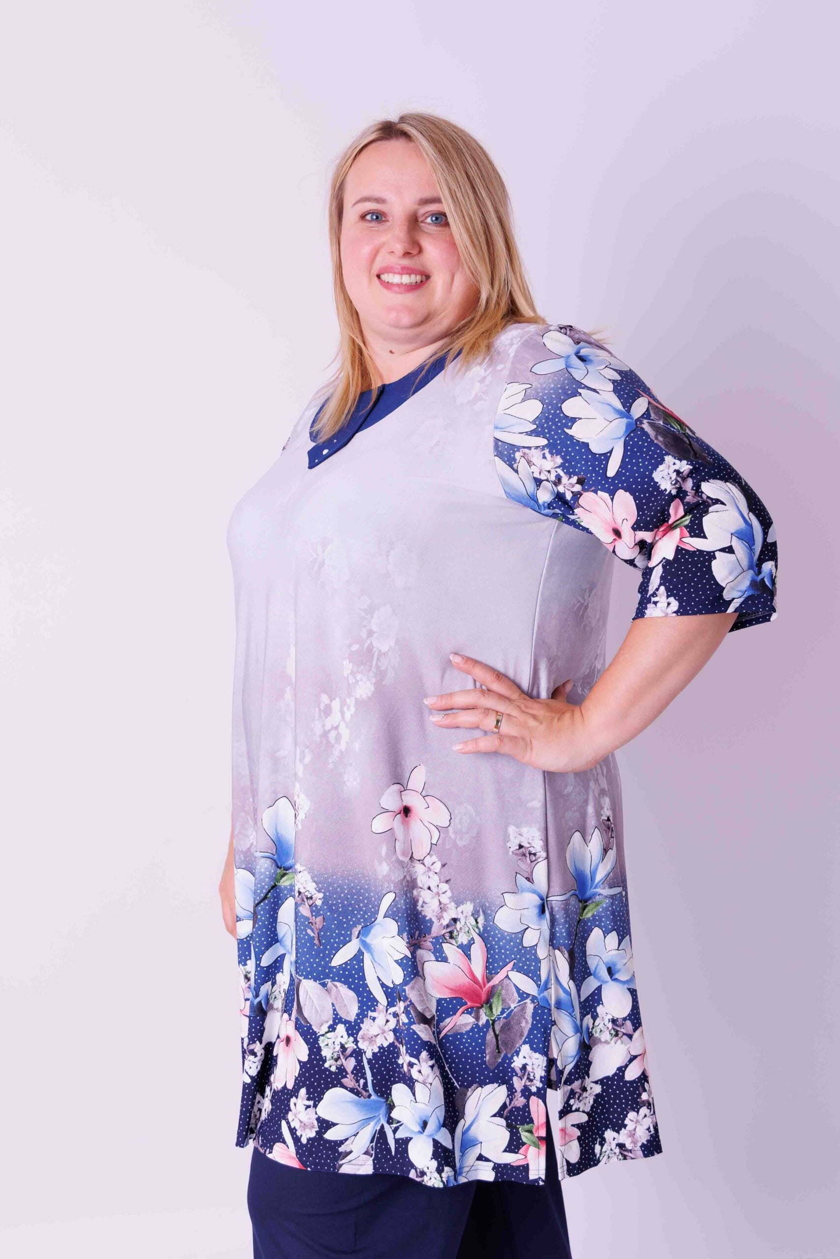 Tuniek Hollandia bloemen op lichtgrijs en blauw travel stof 96 cm