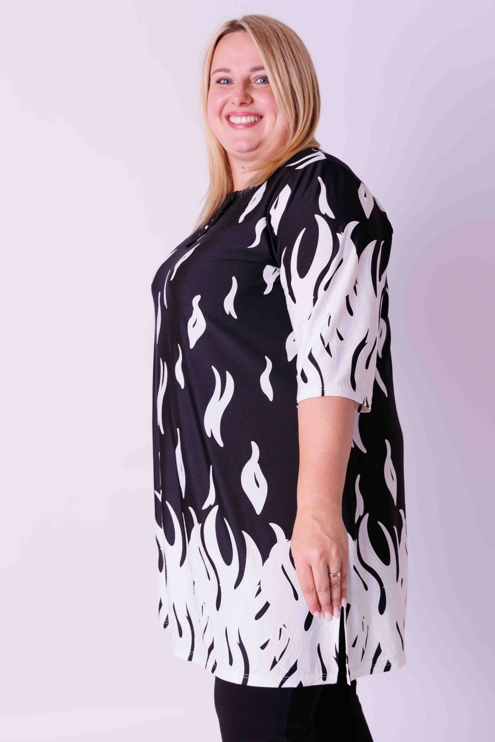Tuniek Hollandia witte vlammen op zwart travel stof 96 cm