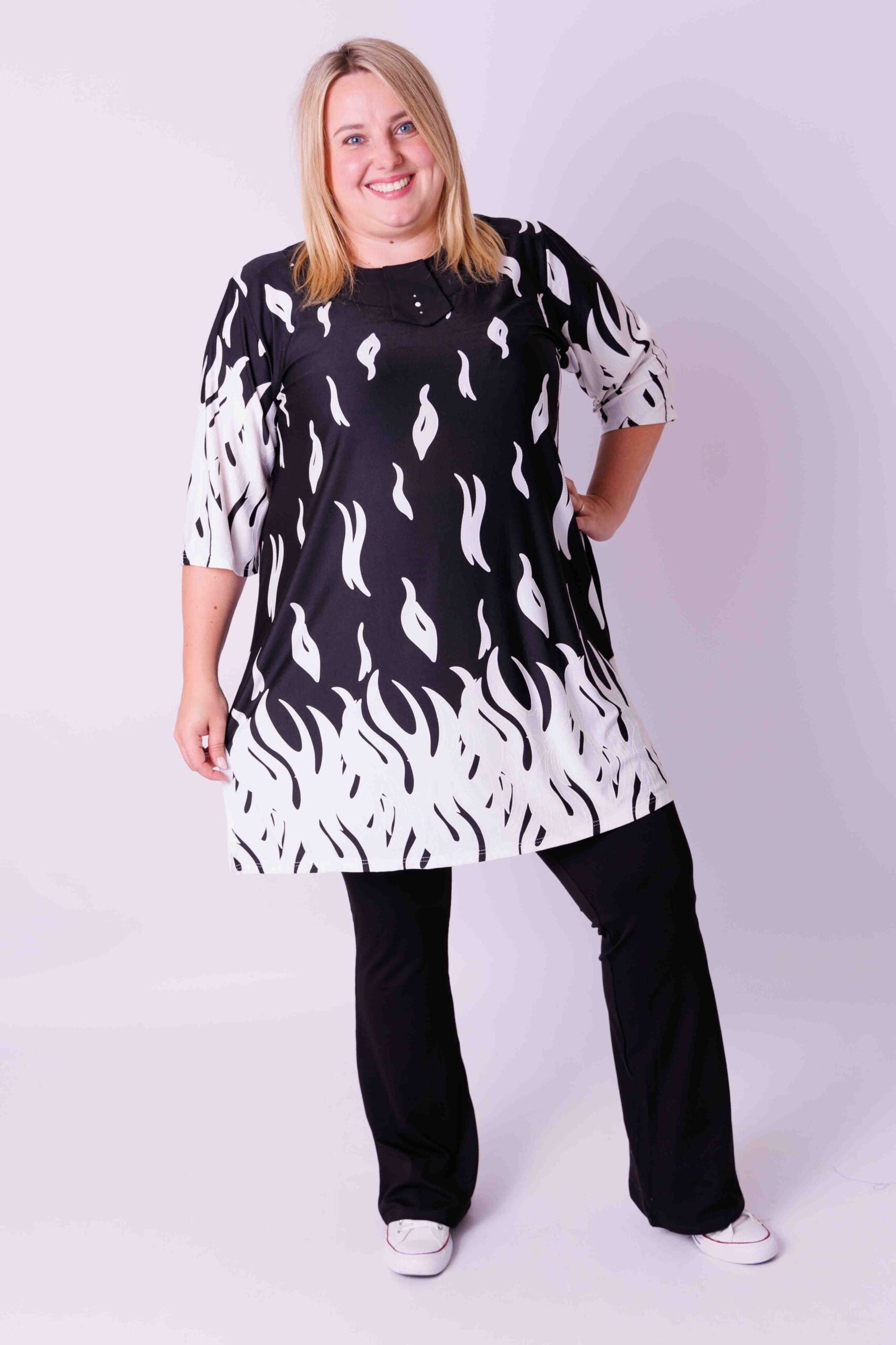 Tuniek Hollandia witte vlammen op zwart travel stof 96 cm