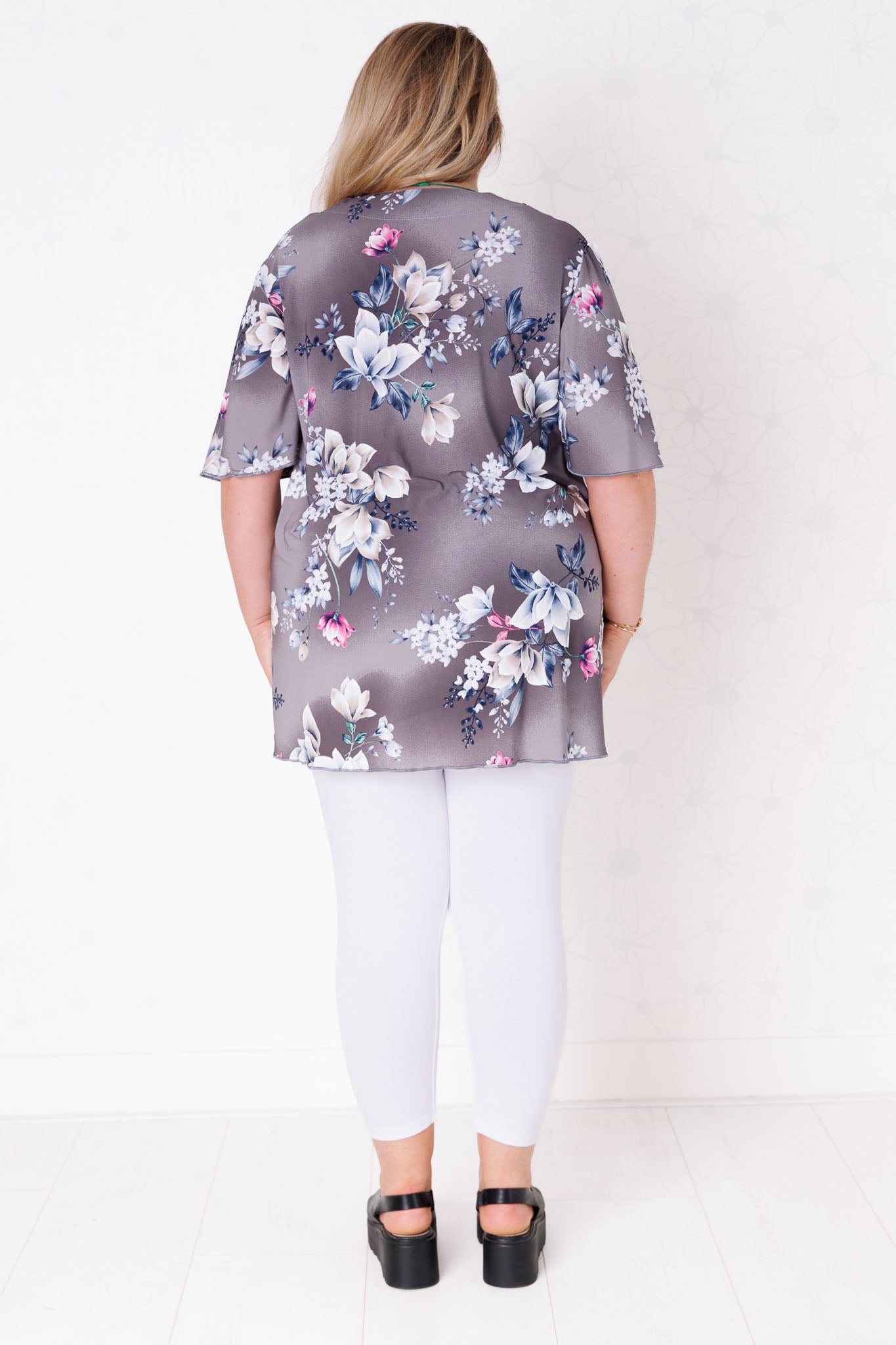 Top-Karin-witte-bloemen-grafietgrijs-80cm-travelstof