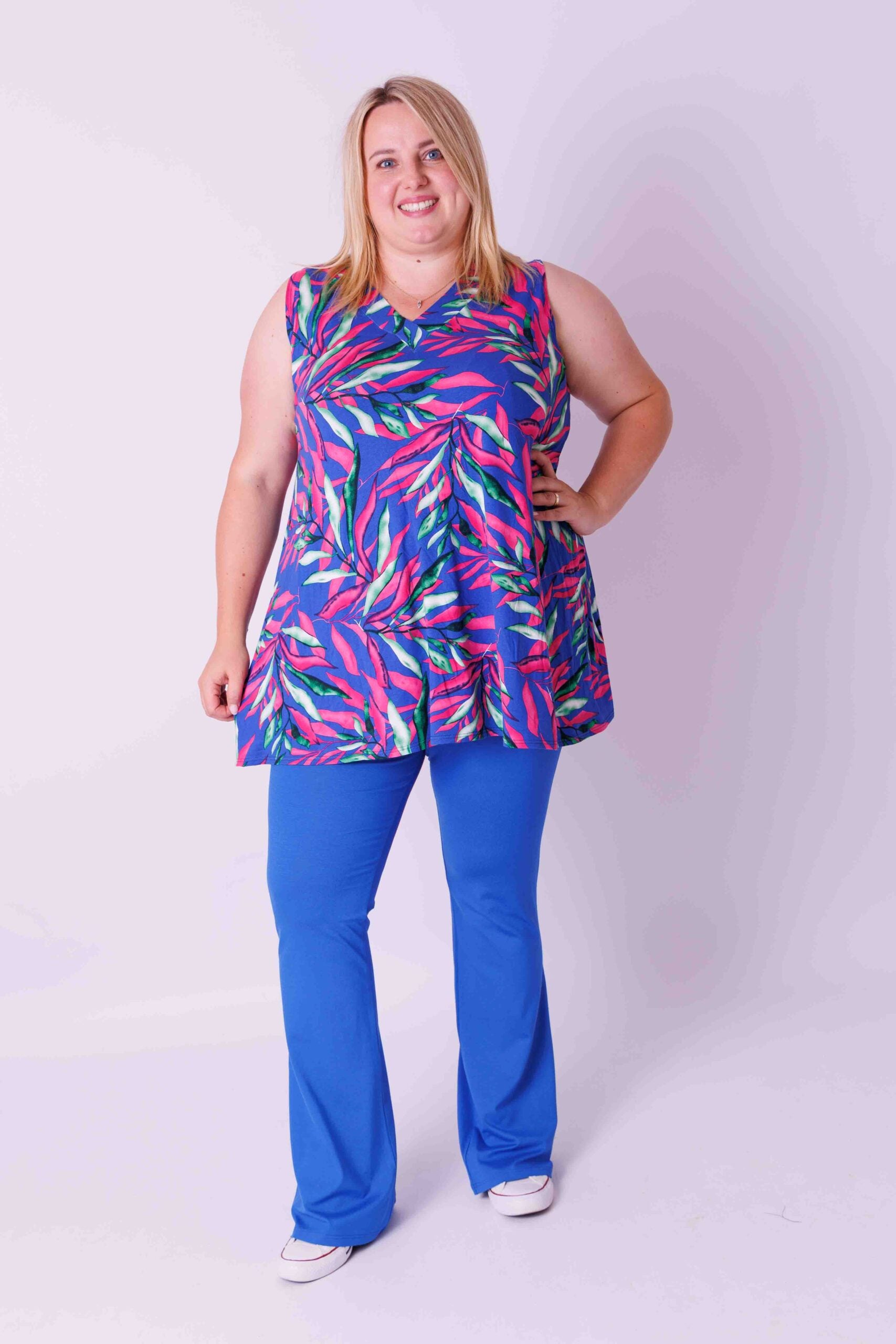 Top Ingrid, wijd mouwloos, kobalt fuchsia groene bladeren 85-90 cm viscose