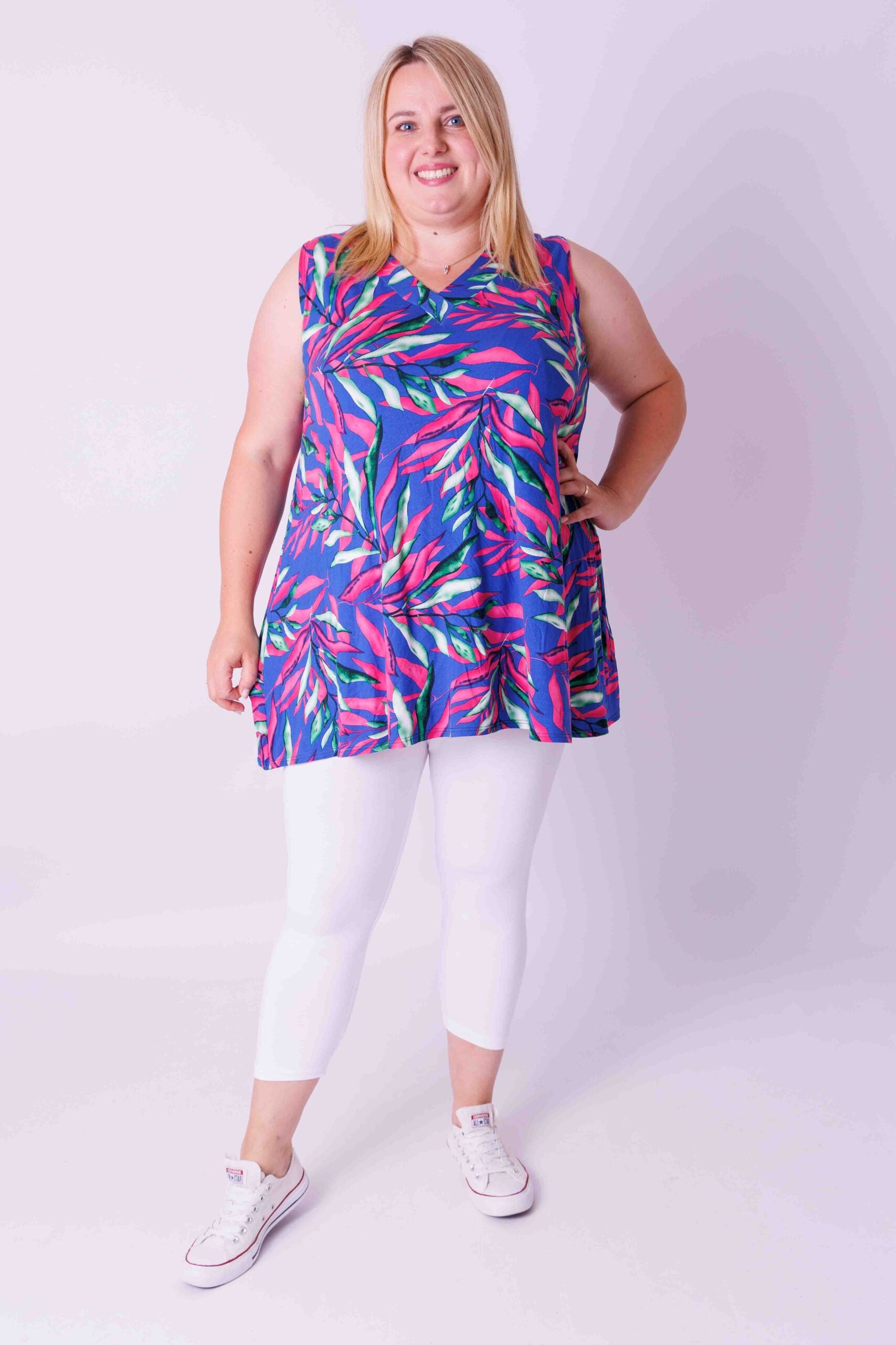 Top Ingrid, wijd mouwloos, kobalt fuchsia groene bladeren 85-90 cm viscose
