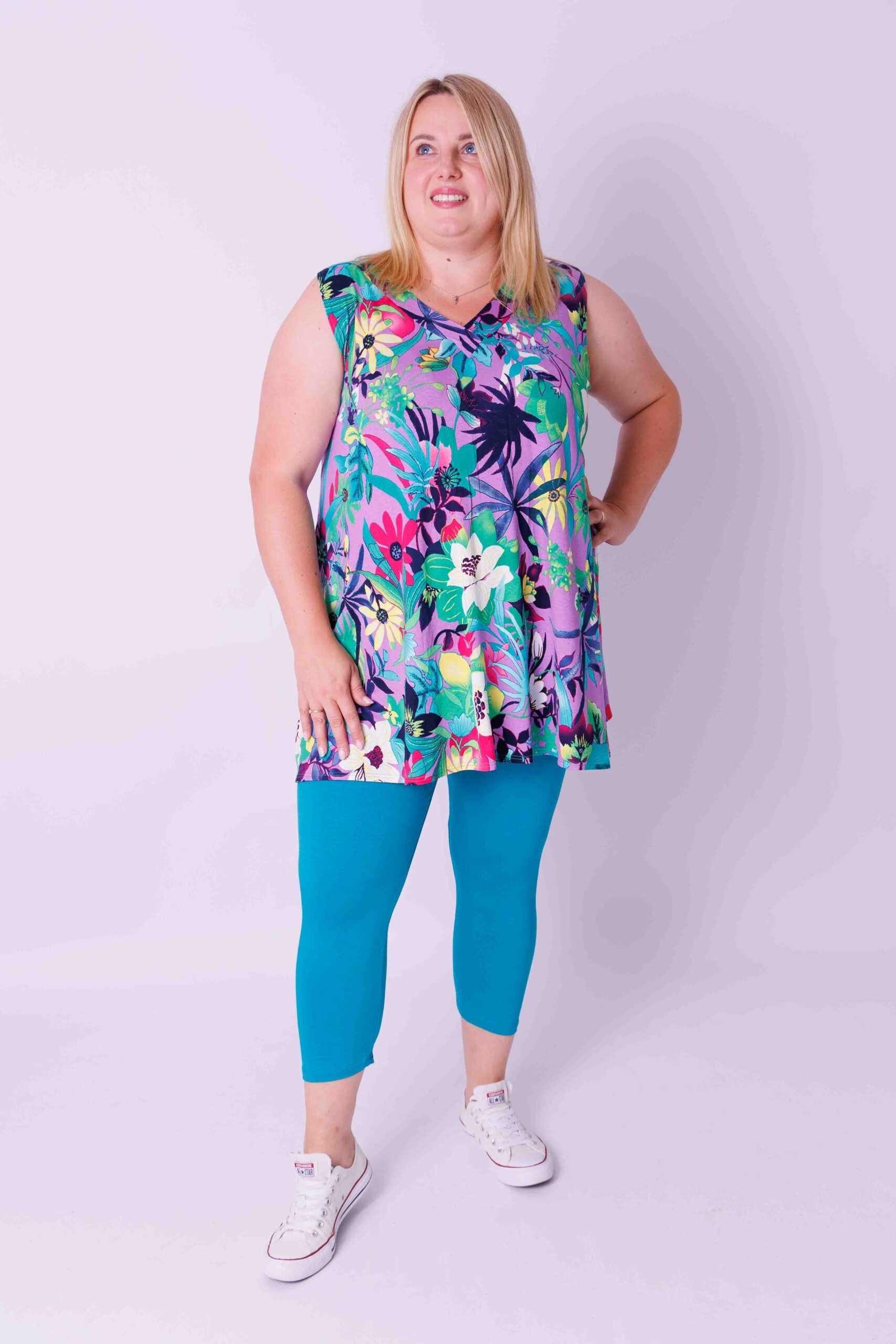 Top Ingrid, wijd mouwloos, bloemen op paars 85-90 cm viscose