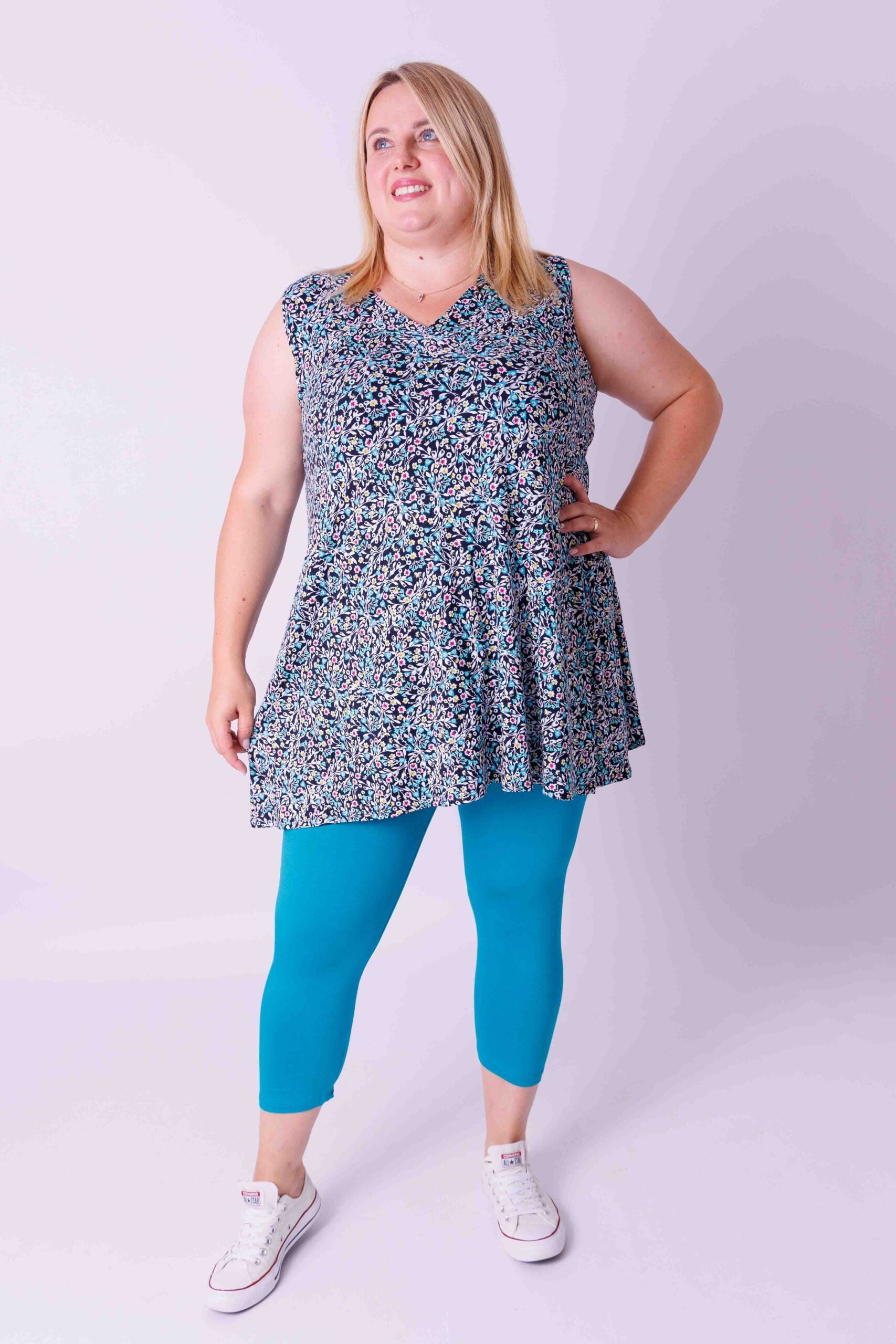 Top Ingrid, wijd mouwloos,turquoise smalle bloemen op zwart 85-90 cm viscose