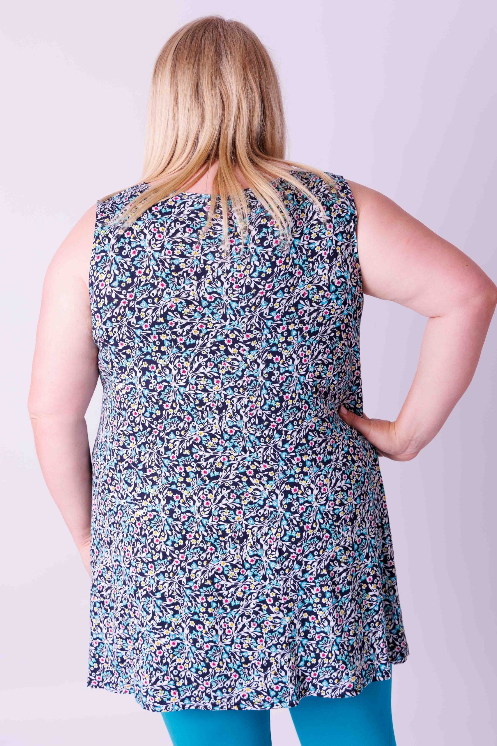Top Ingrid, wijd mouwloos,turquoise smalle bloemen op zwart 85-90 cm viscose