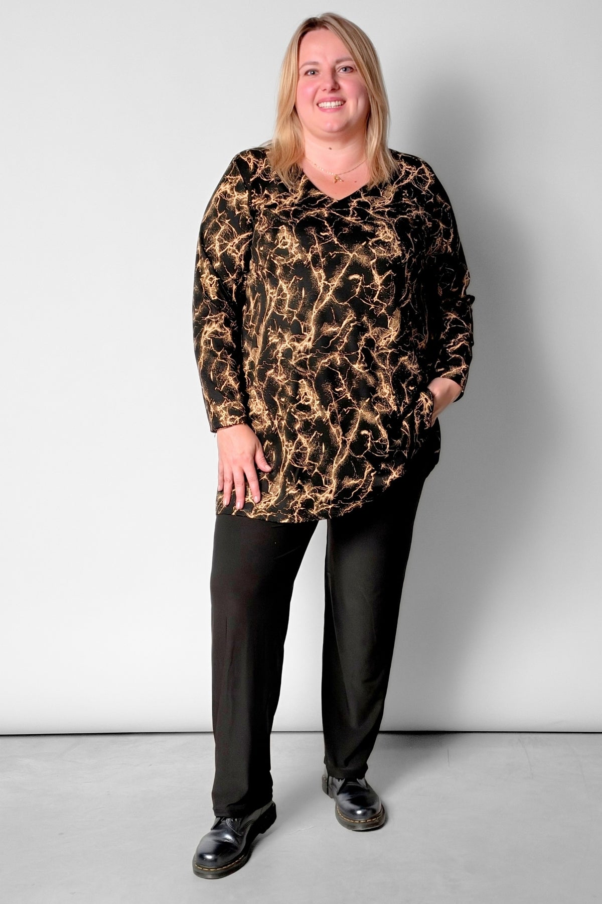 Longshirt Erna | Golden Marble | met 30% Viscose | Recht model | V-hals | 90 cm