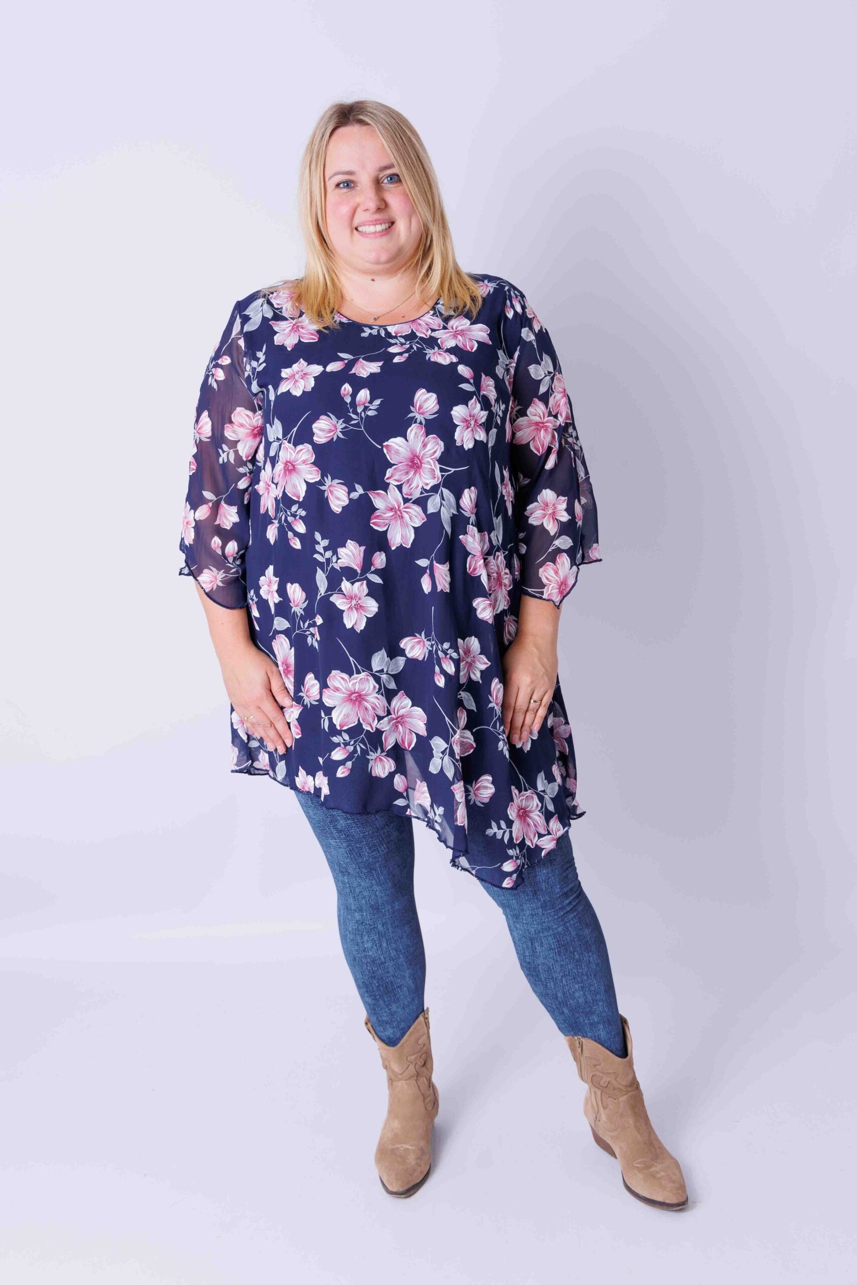 Tuniek Lotte asymmetrisch roze bloemen op donkerblauw chiffon