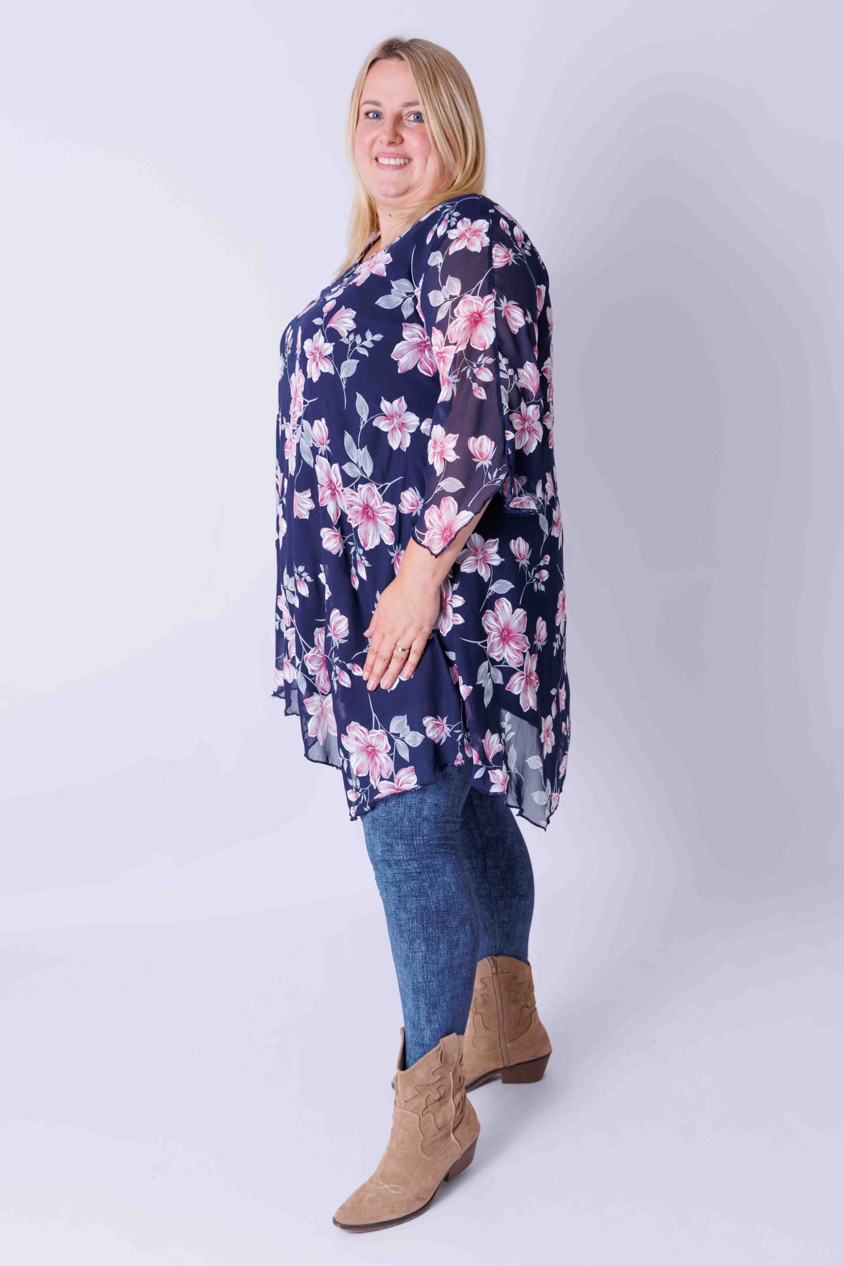 Tuniek Lotte asymmetrisch roze bloemen op donkerblauw chiffon