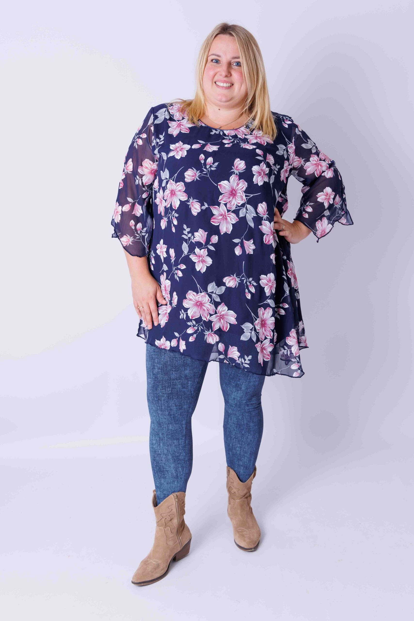 Tuniek Lotte asymmetrisch roze bloemen op donkerblauw chiffon