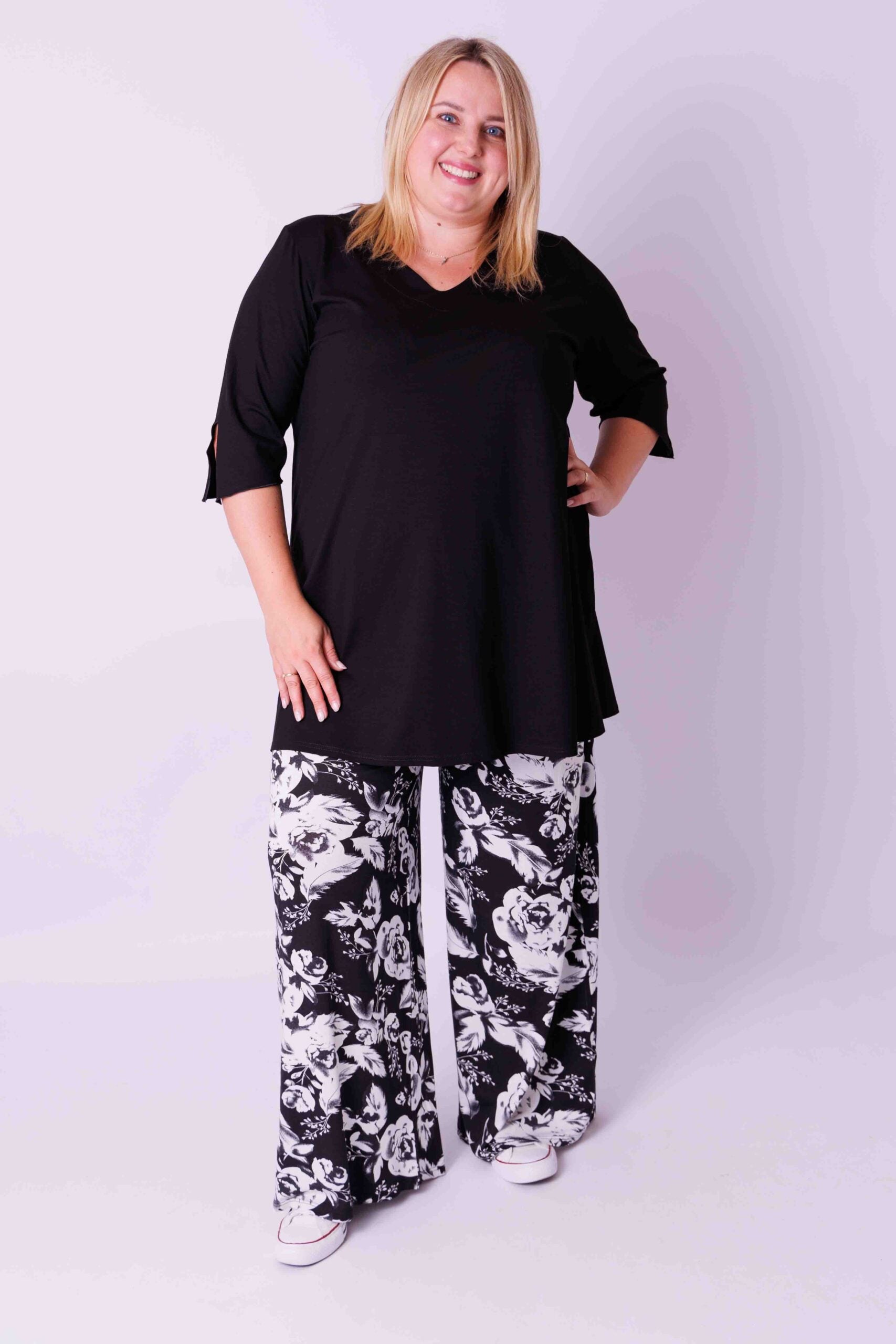 Wijde broek Judith zwart witte bloemen viscose t/m maat 64