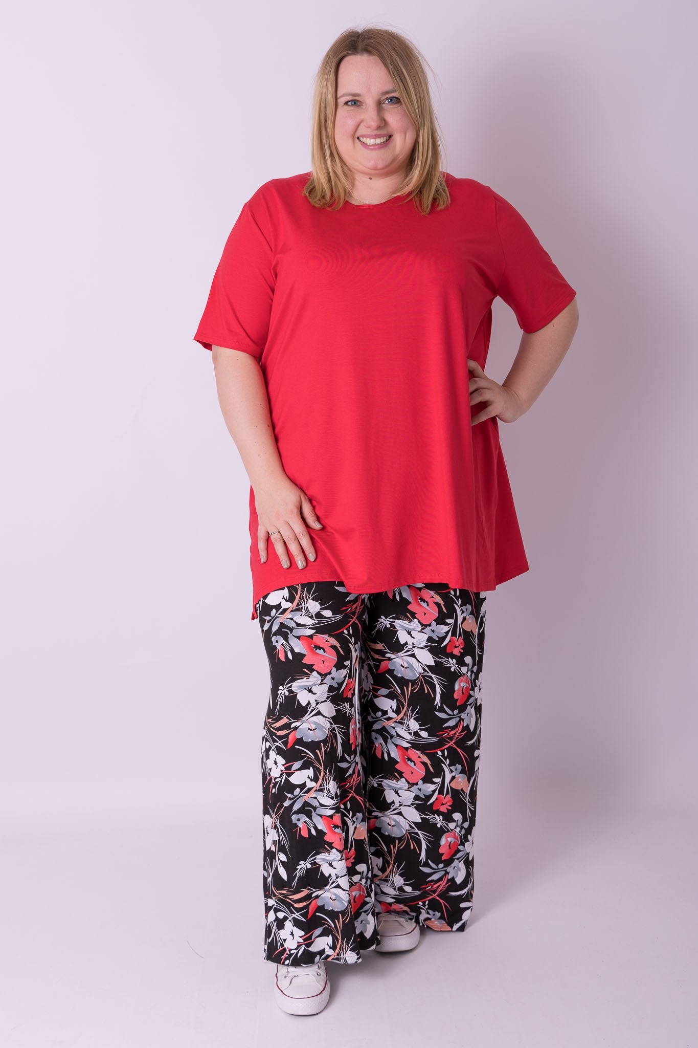 Wijde broek Judith zwart rode bloemen viscose