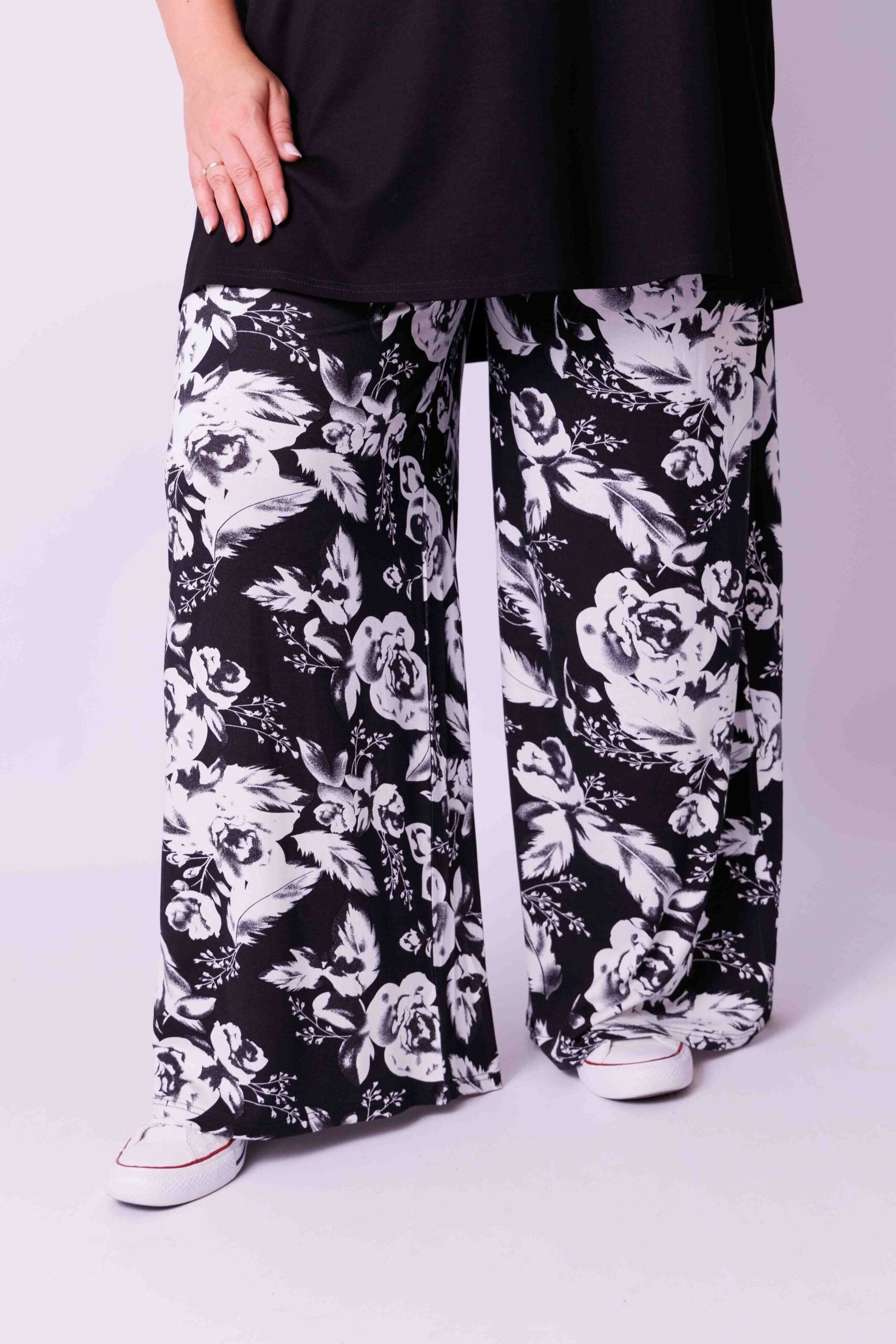 Wijde broek Judith zwart witte bloemen viscose t/m maat 64