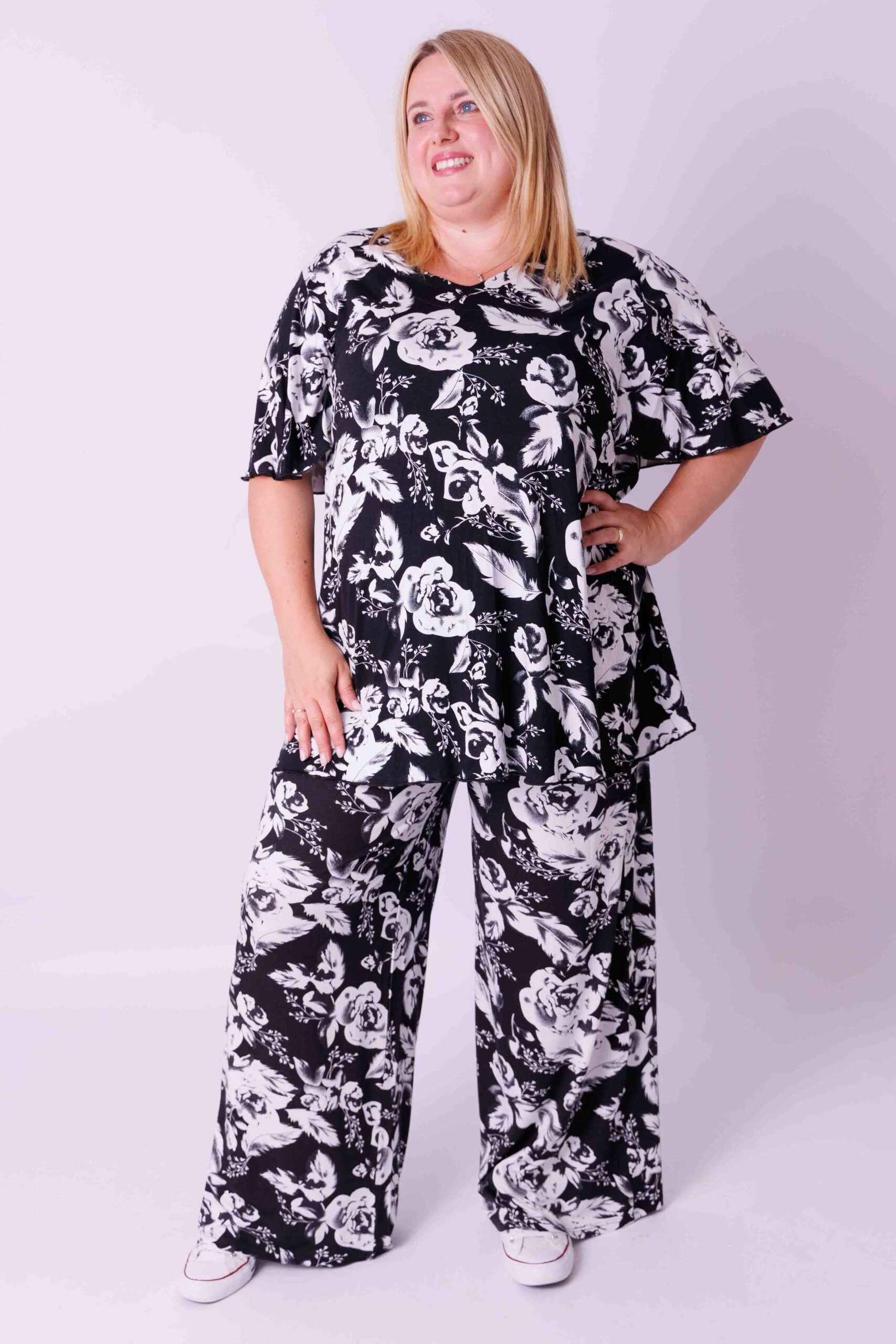 Wijde broek Judith zwart witte bloemen viscose t/m maat 64
