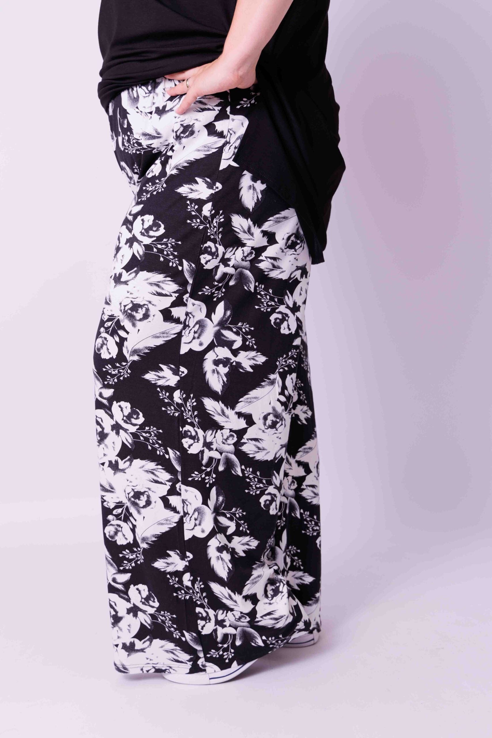 Wijde broek Judith zwart witte bloemen viscose t/m maat 64