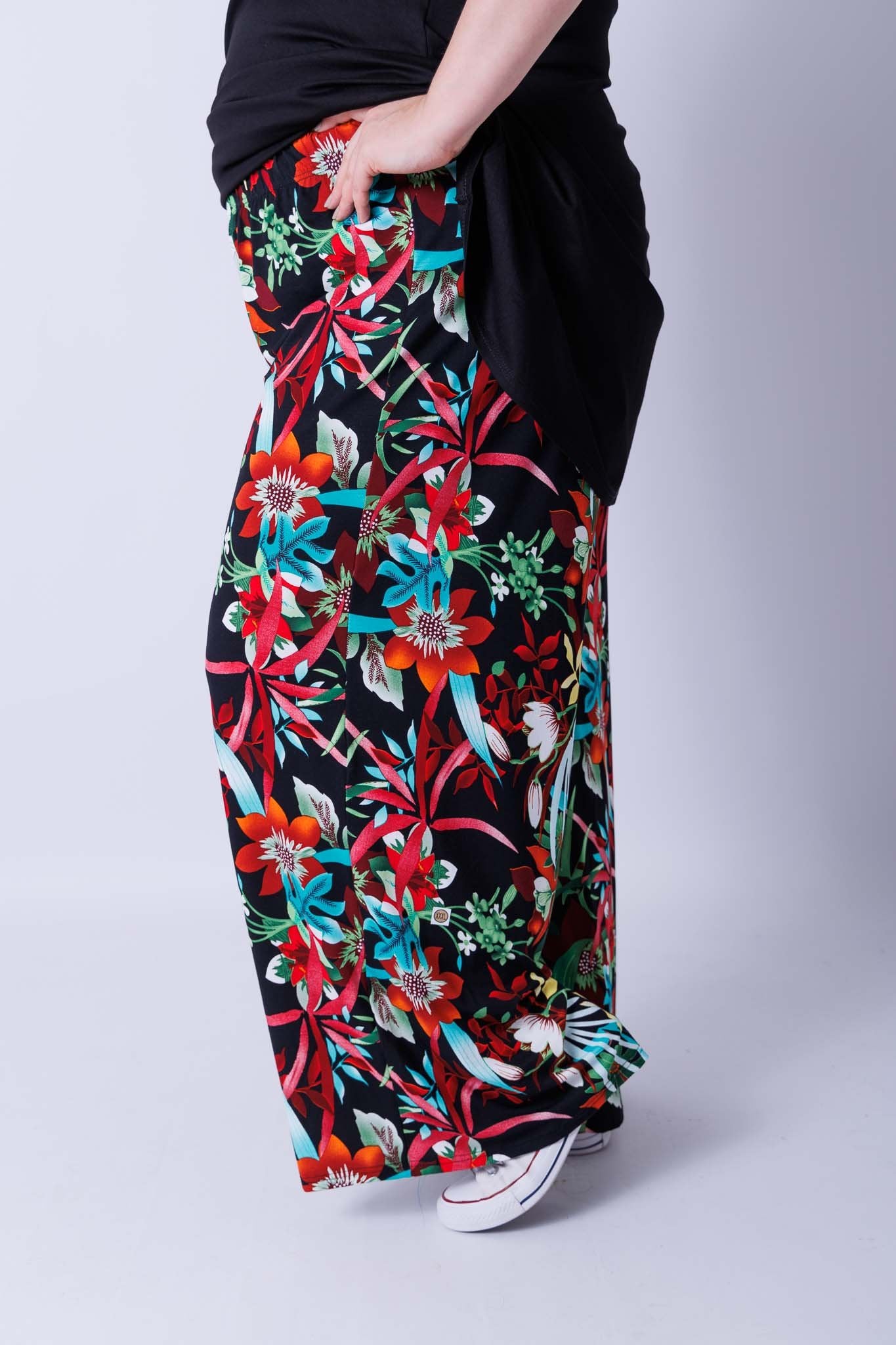 Wijde broek Judith zwart jungle stijl bloemen viscose t/m maat 64