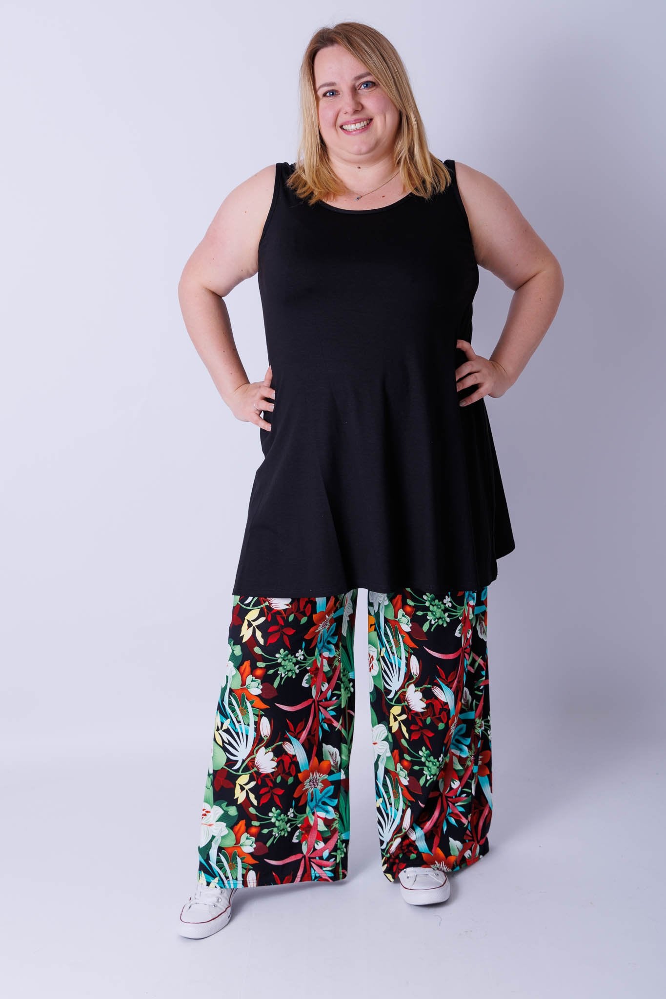 Wijde broek Judith zwart jungle stijl bloemen viscose t/m maat 64