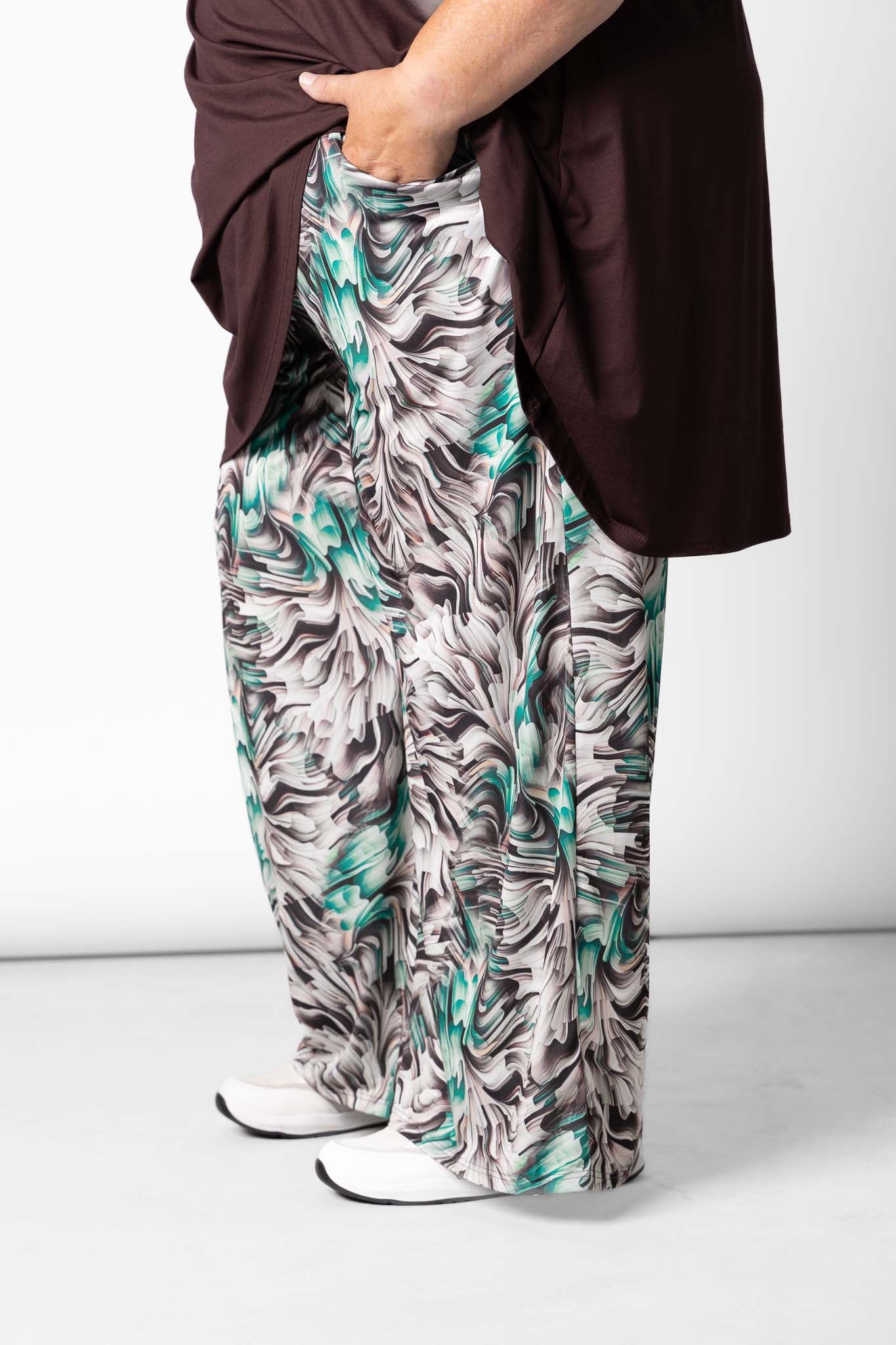 Wijde Broek Judith met Zakken | Espresso Breeze | Travelstof | binnenbeenlengte 74cm