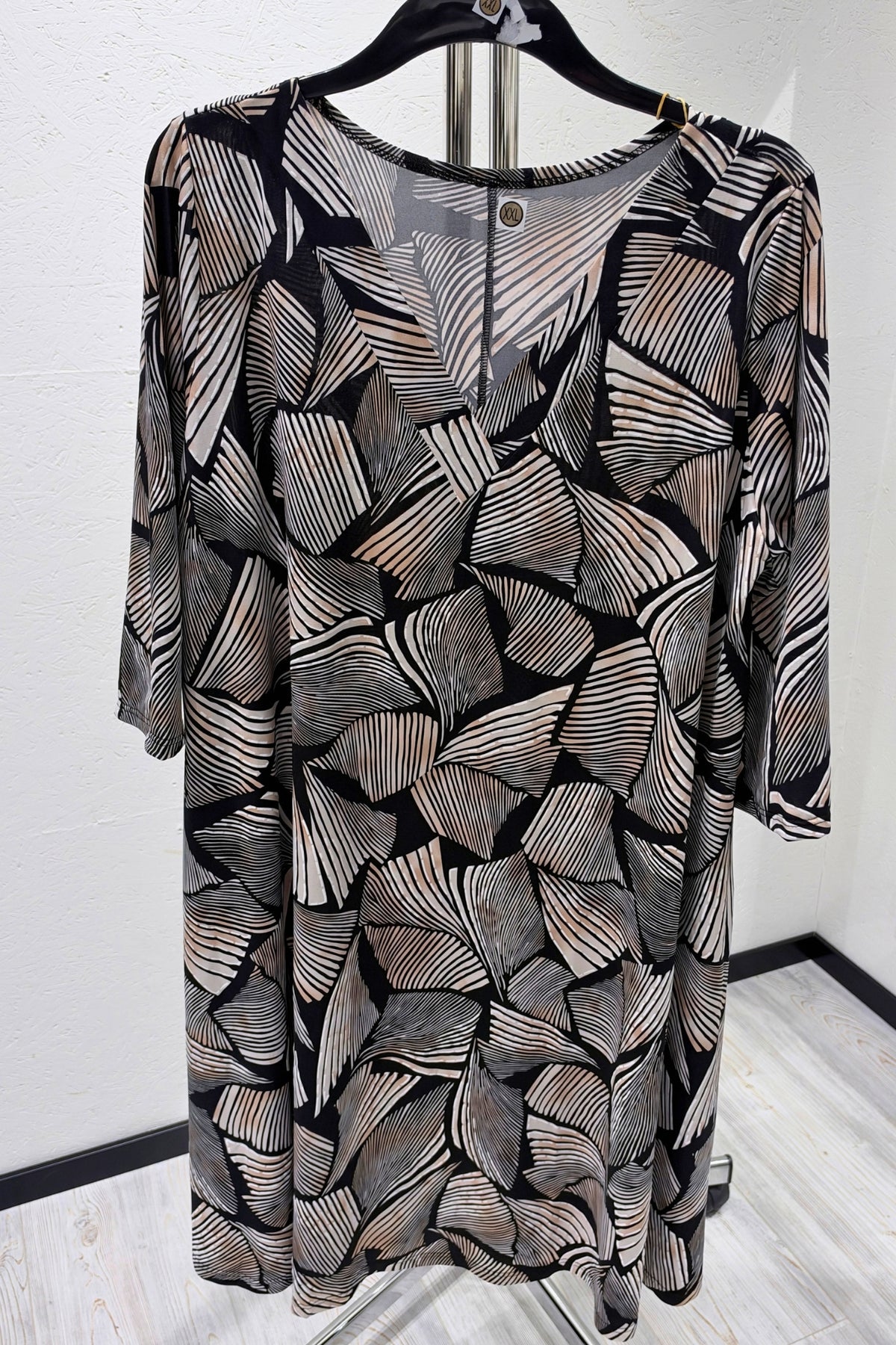 Jurk Ingrid A-lijn | Soft Geometry | ITY | 3/4 mouw | V-hals | 105cm