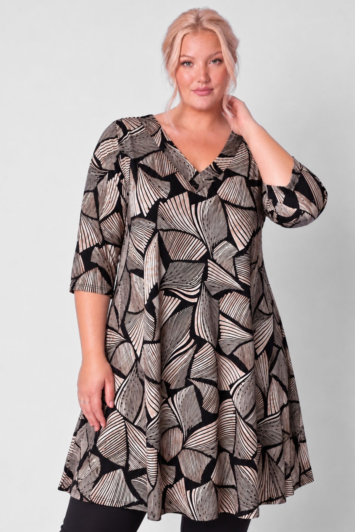 Jurk Ingrid A-lijn | Soft Geometry | ITY | 3/4 mouw | V-hals | 105cm