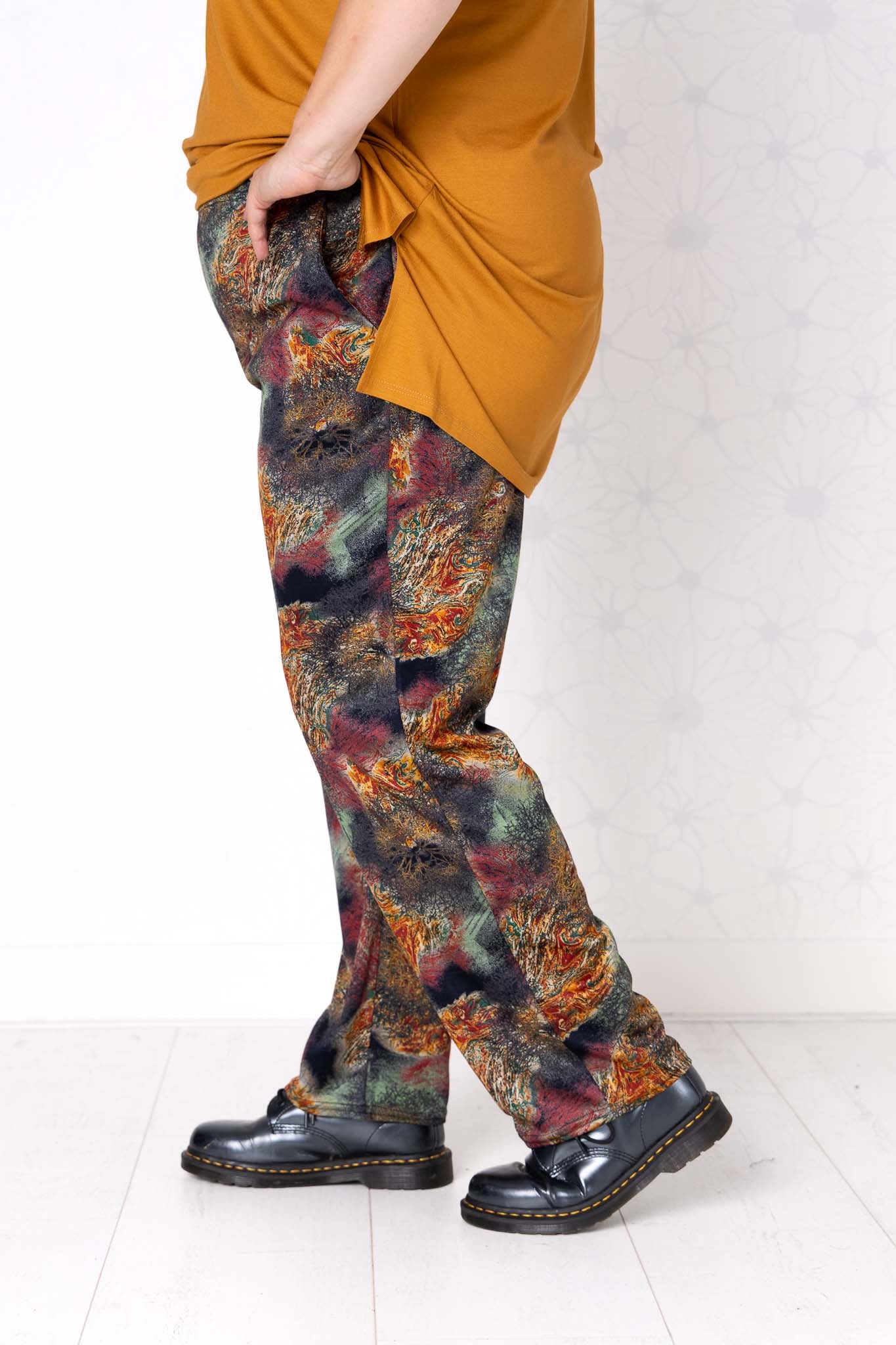 Broek Esther met zakken – Universum print – binnenbeenlengte 68–75 cm