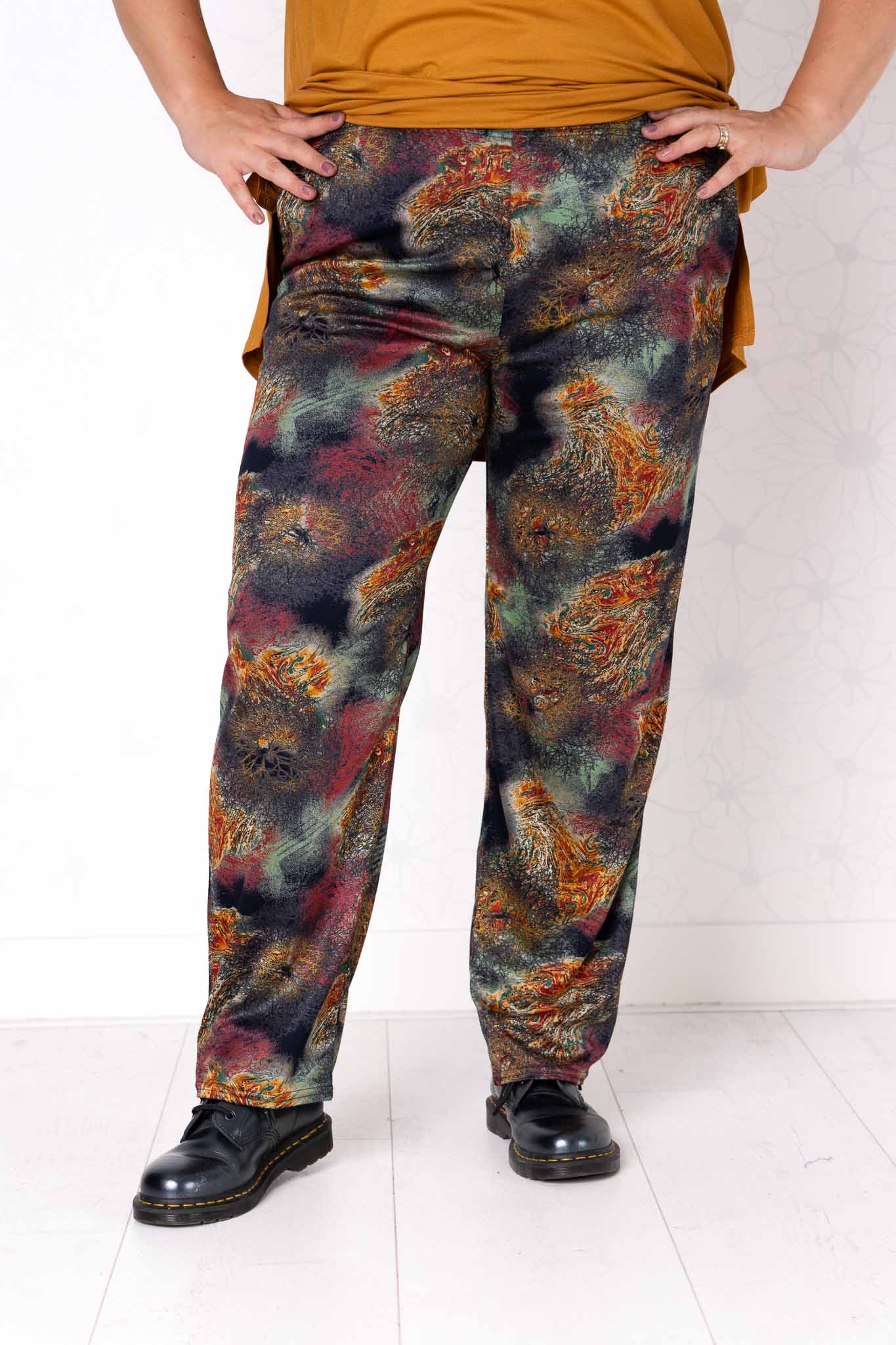 Broek Esther met zakken – Universum print – binnenbeenlengte 68–75 cm
