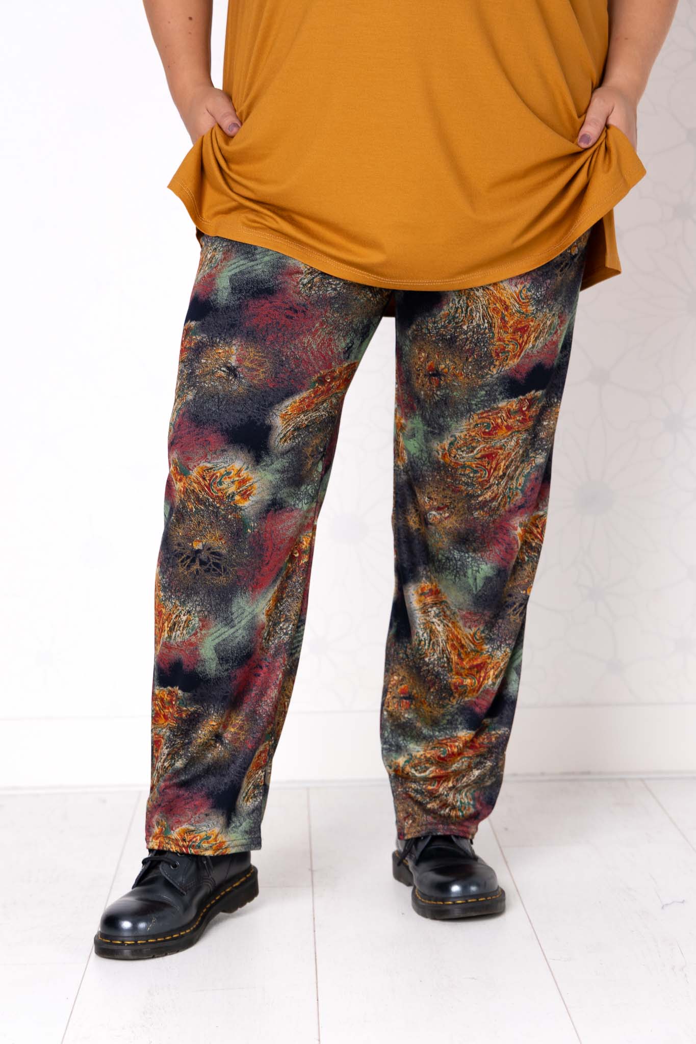 Broek Esther met zakken – Universum print – binnenbeenlengte 68–75 cm