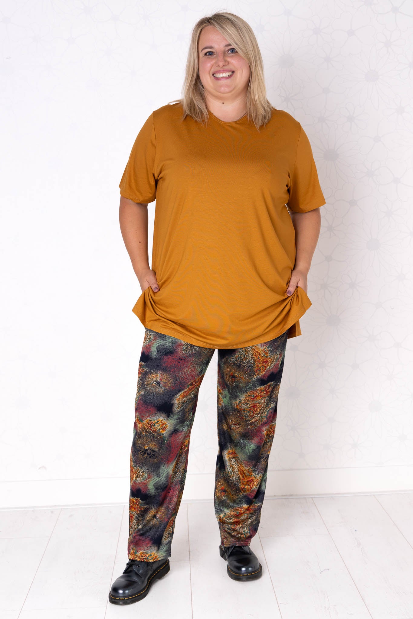 Broek Esther met zakken – Universum print – binnenbeenlengte 68–75 cm
