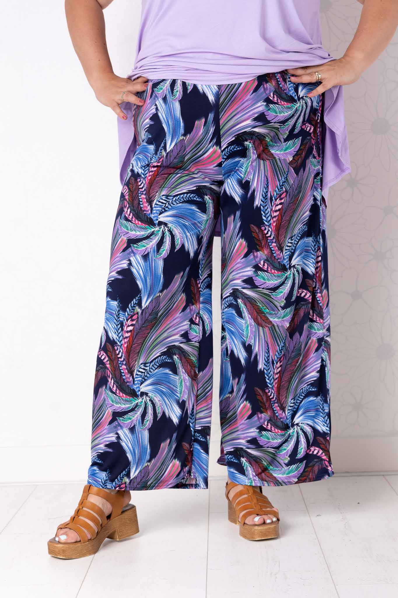 Wijde broek Judith – abstracte veren paars – Venecia travelstof – binnenbeenlengte ca. 69/72 cm