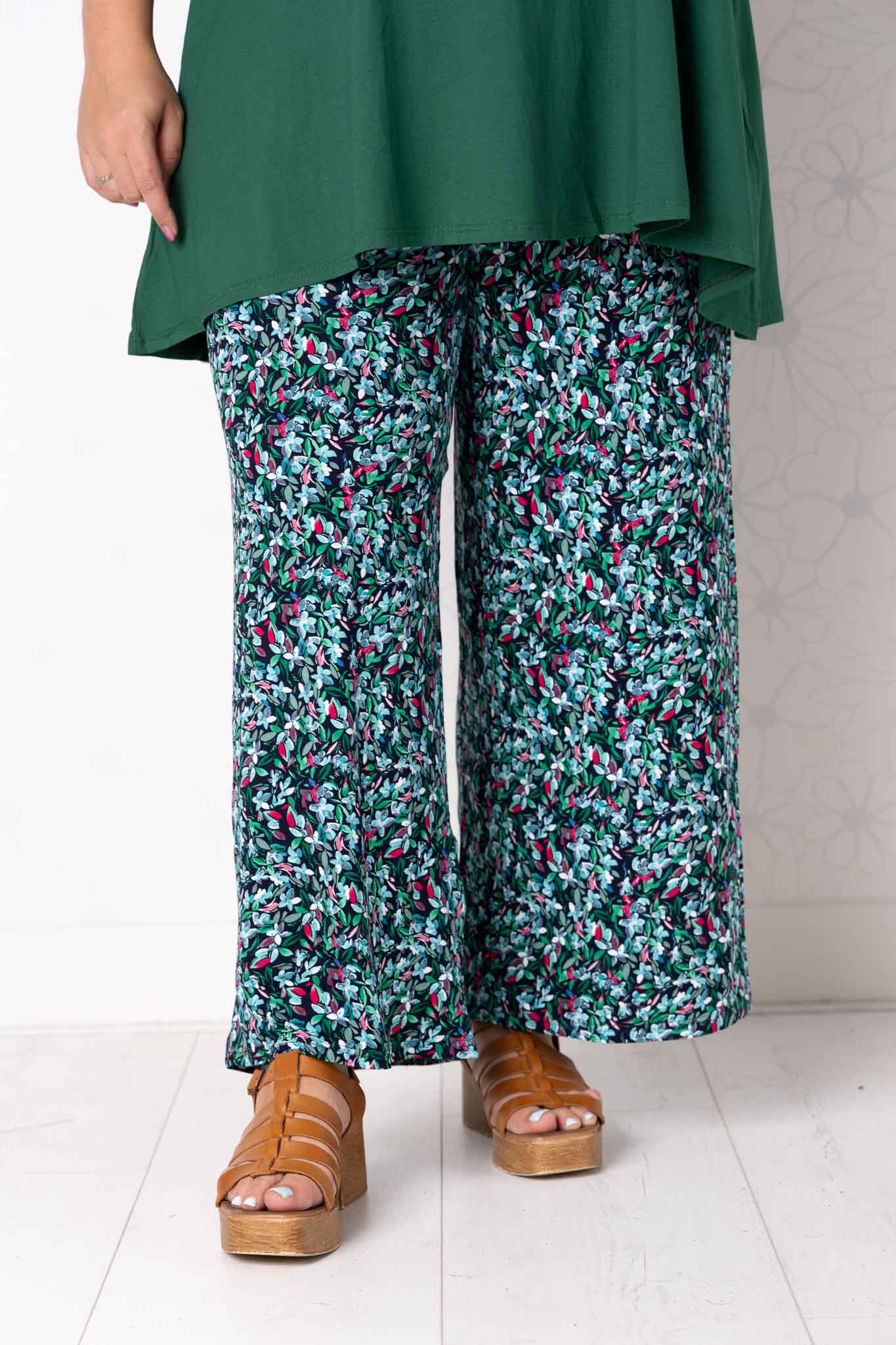 Wijde broek Judith –bloemen blaadjes turquoise groen fuchsia – viscose – binnenbeenlengte ca. 69/72 cm