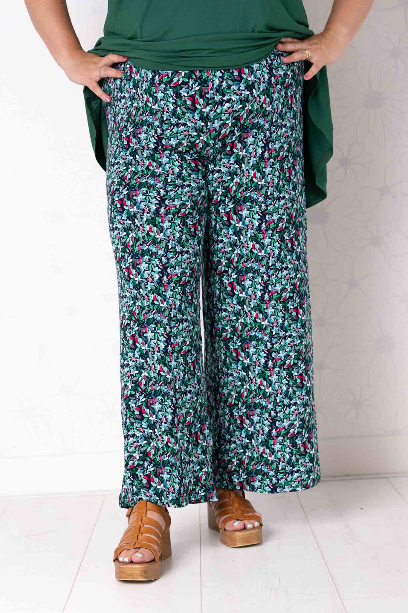 Wijde broek Judith –bloemen blaadjes turquoise groen fuchsia – viscose – binnenbeenlengte ca. 69/72 cm