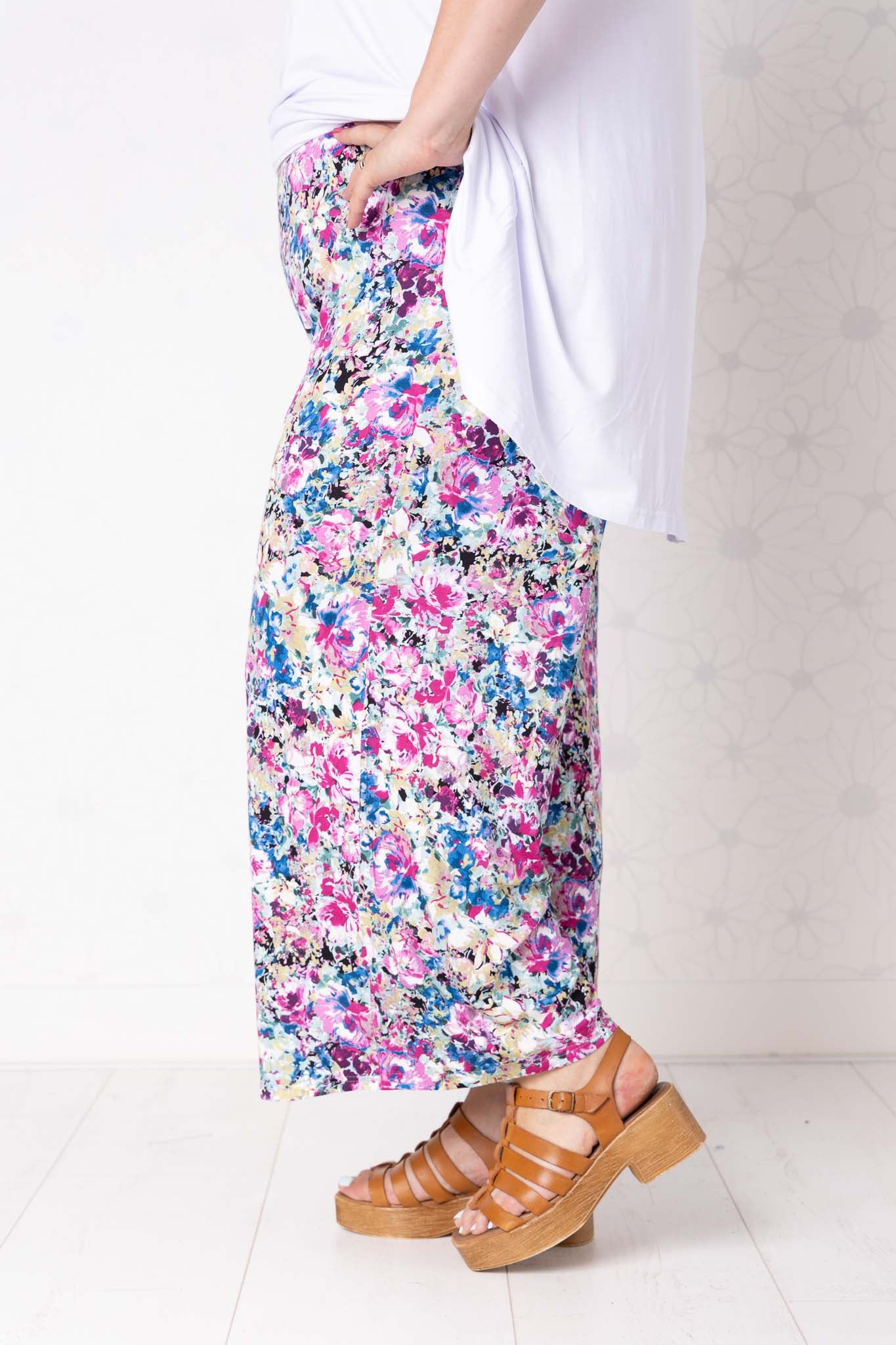 Wijde broek Judith – bloemenprint roze kobalt – viscose – binnenbeenlengte ca. 69/72 cm