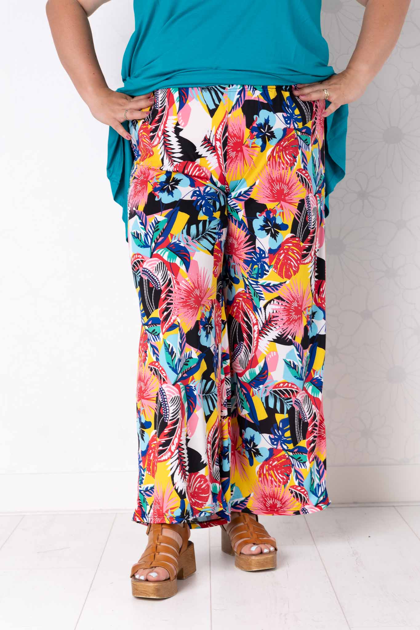 Wijde broek Judith – turquoise rood – Venecia travelstof – binnenbeenlengte ca. 69/72 cm