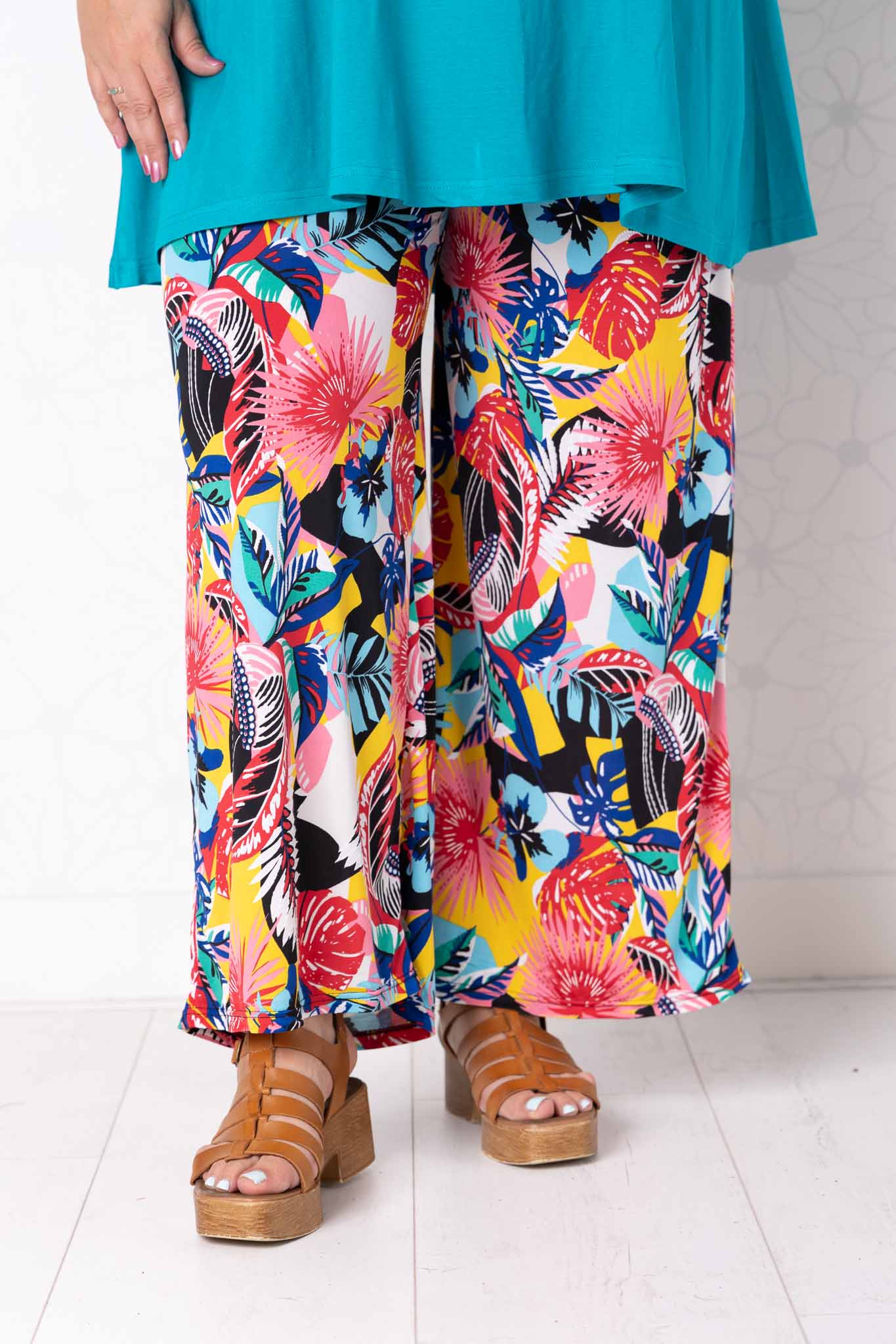Wijde broek Judith – turquoise rood – Venecia travelstof – binnenbeenlengte ca. 69/72 cm