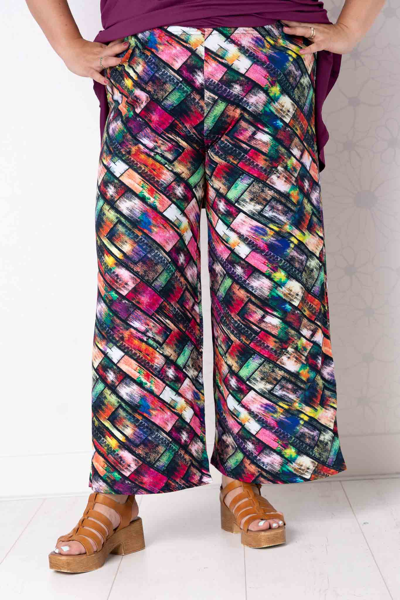 Wijde broek Judith – blokjes fleurig viscose – binnenbeenlengte ca. 69/72 cm