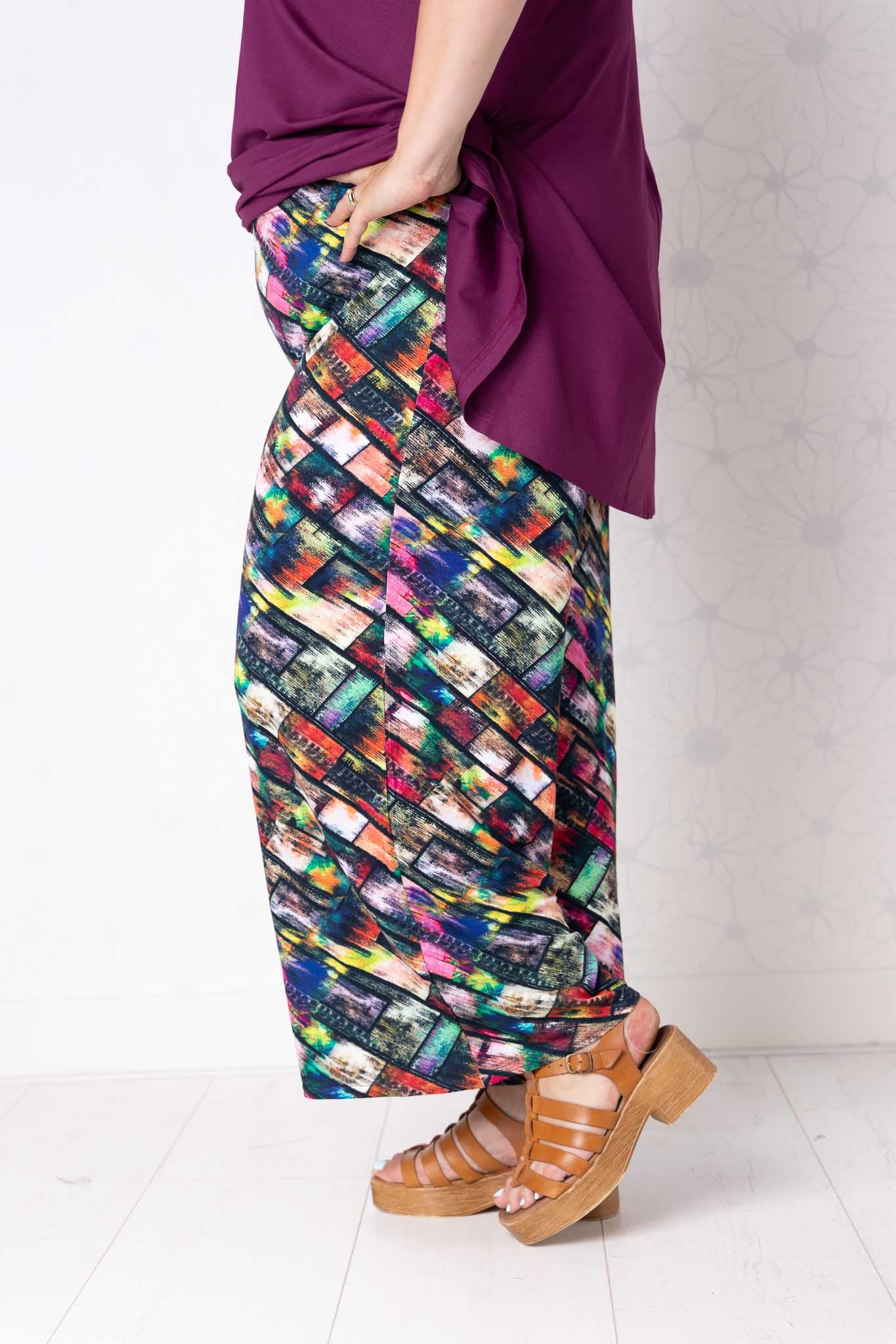 Wijde broek Judith – blokjes fleurig viscose – binnenbeenlengte ca. 69/72 cm