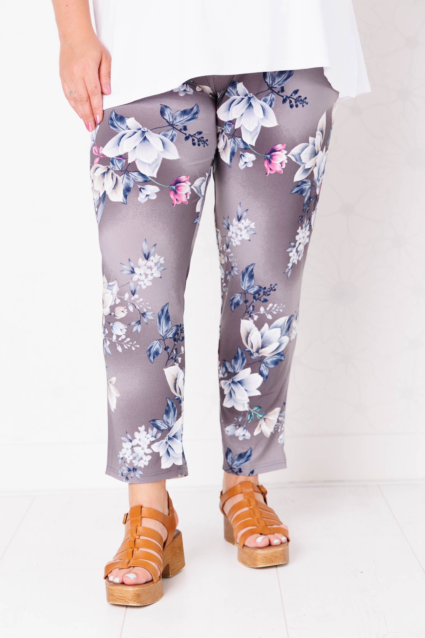 Zomerbroek smalle pijpen- bloemen wit grijs blauw-travelstof-binnenbeenlengte ca 70-73