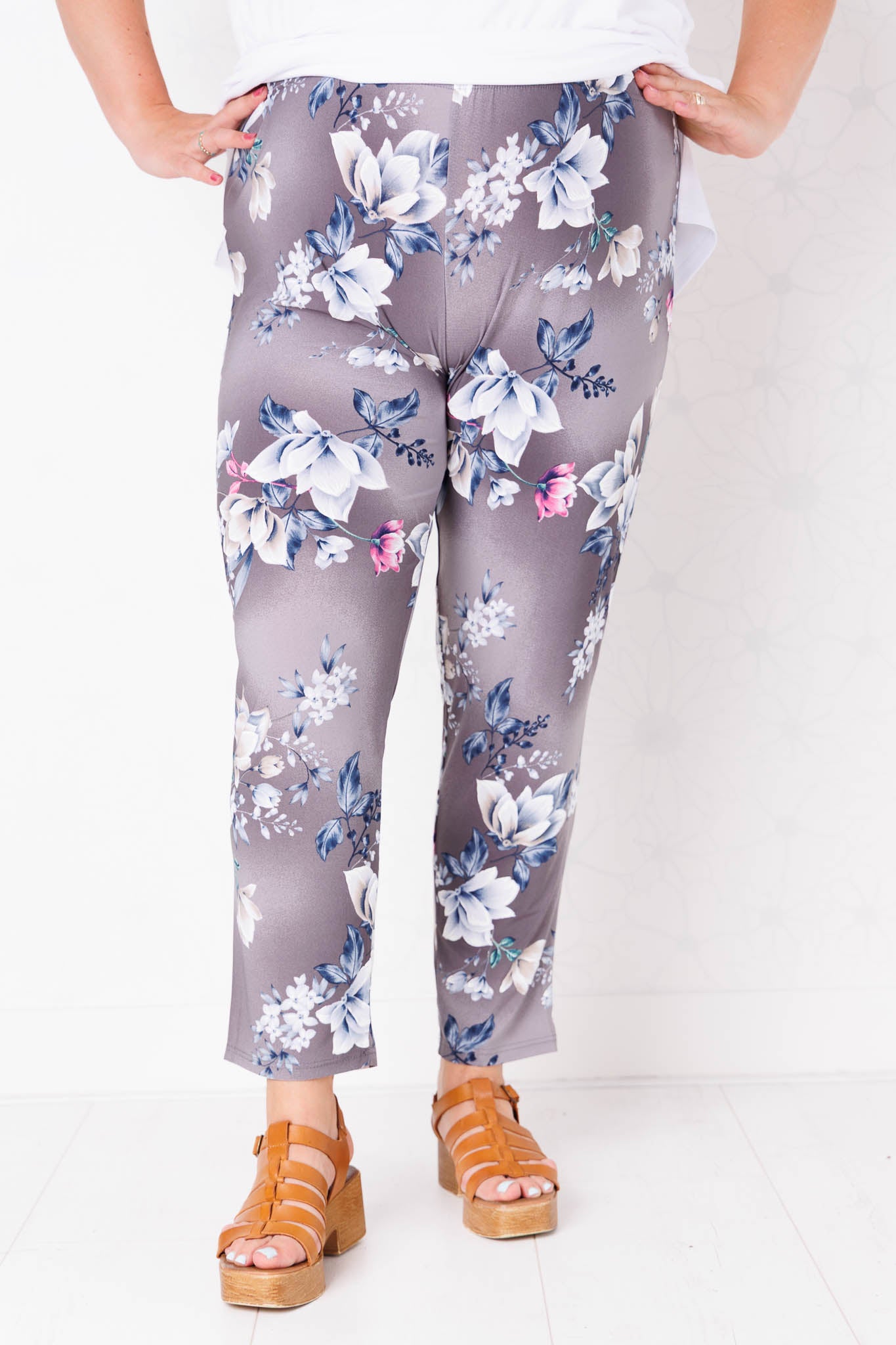Zomerbroek smalle pijpen- bloemen wit grijs blauw-travelstof-binnenbeenlengte ca 70-73