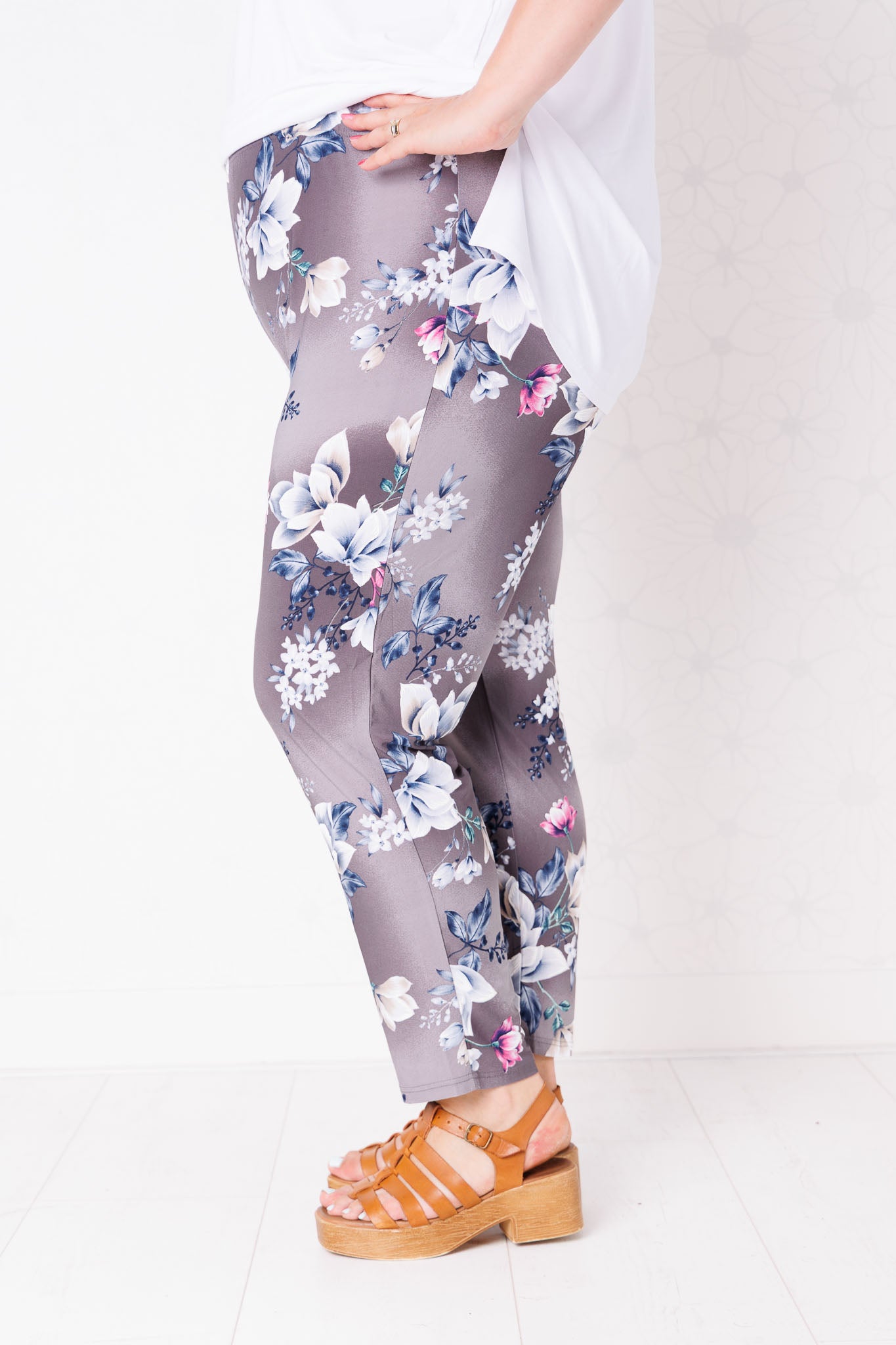 Zomerbroek smalle pijpen- bloemen wit grijs blauw-travelstof-binnenbeenlengte ca 70-73