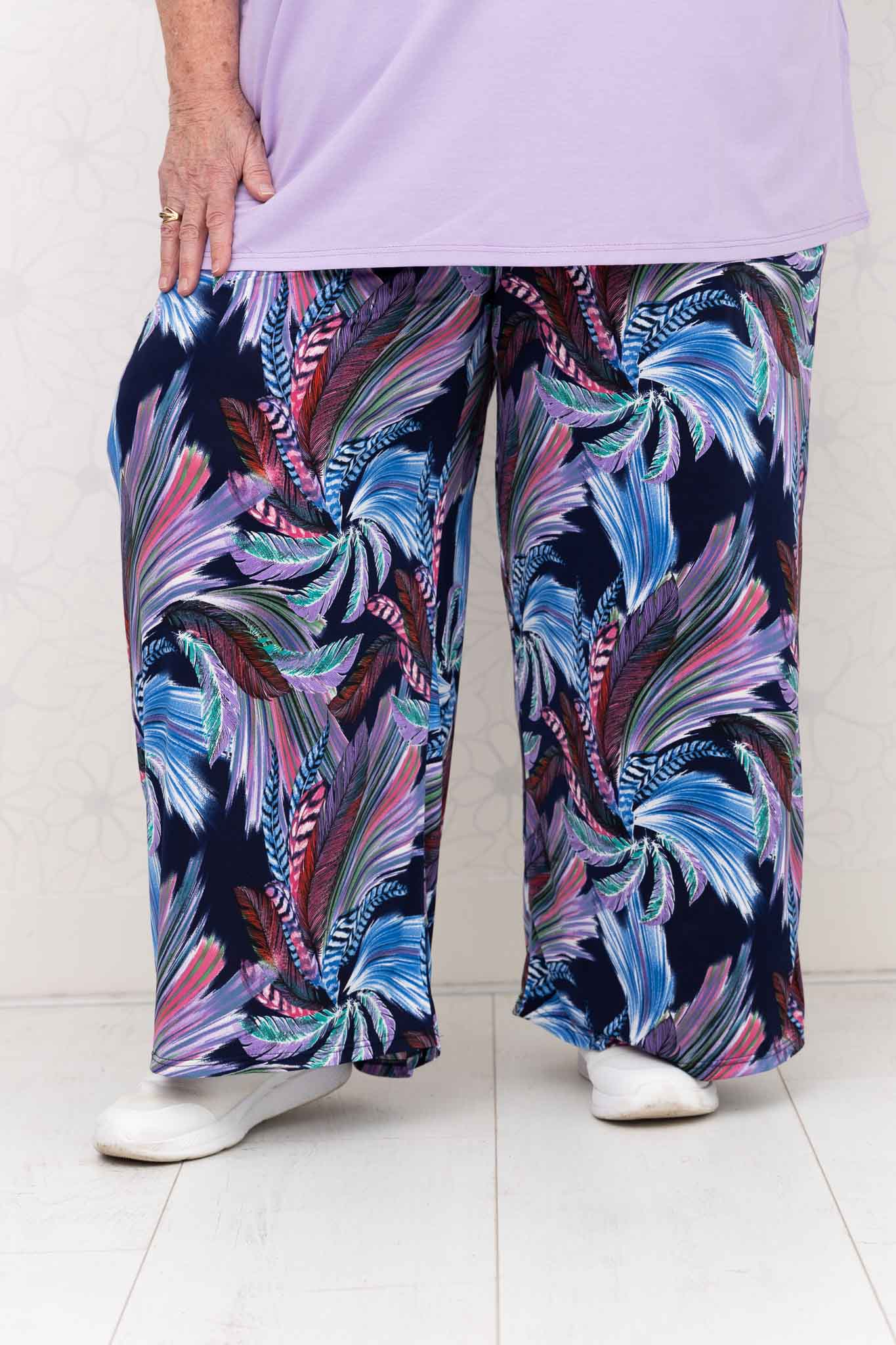 Wijde broek Judith – abstracte veren paars – Venecia travelstof – binnenbeenlengte ca. 69/72 cm