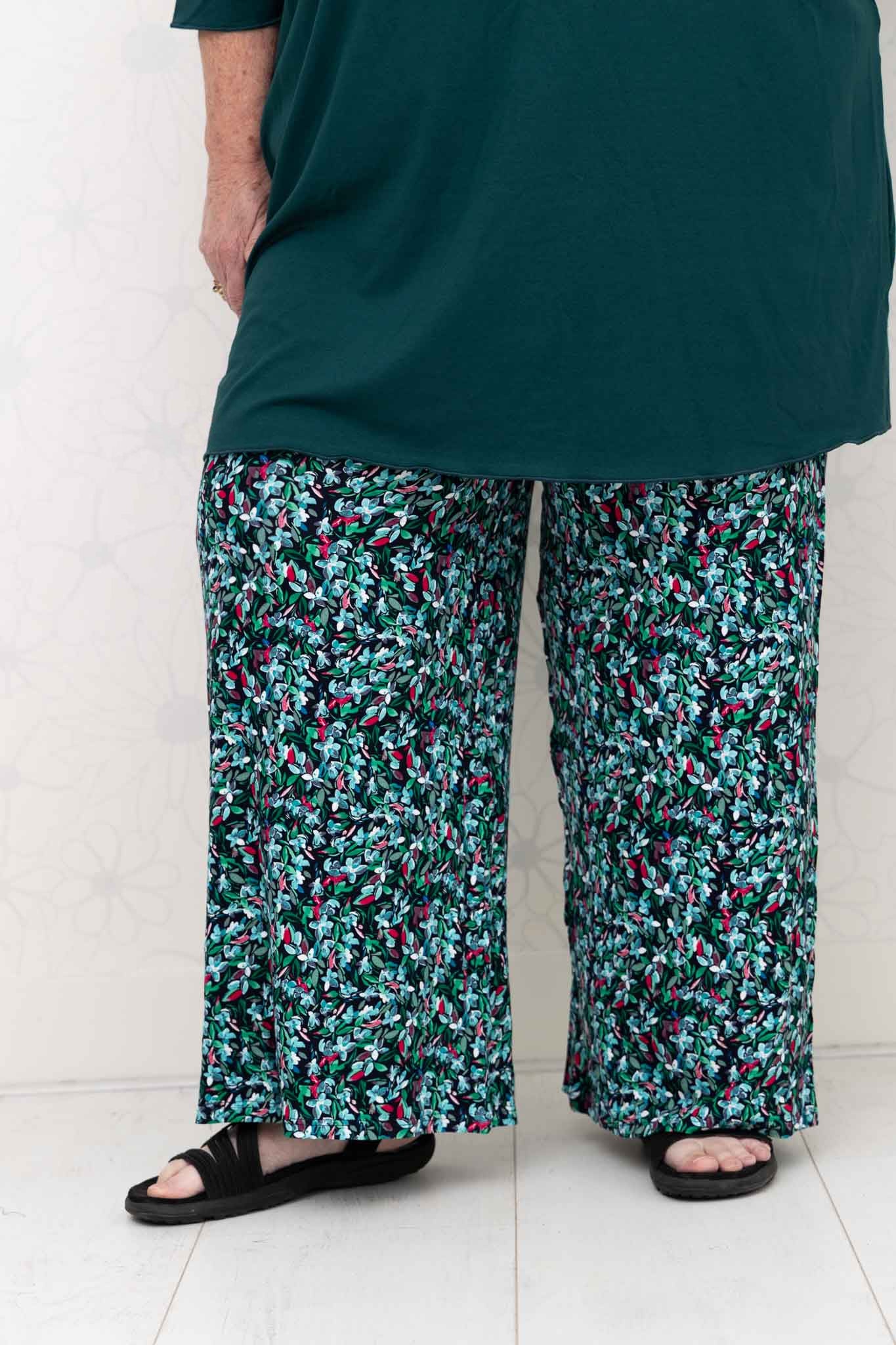 Wijde broek Judith –bloemen blaadjes turquoise groen fuchsia – viscose – binnenbeenlengte ca. 69/72 cm