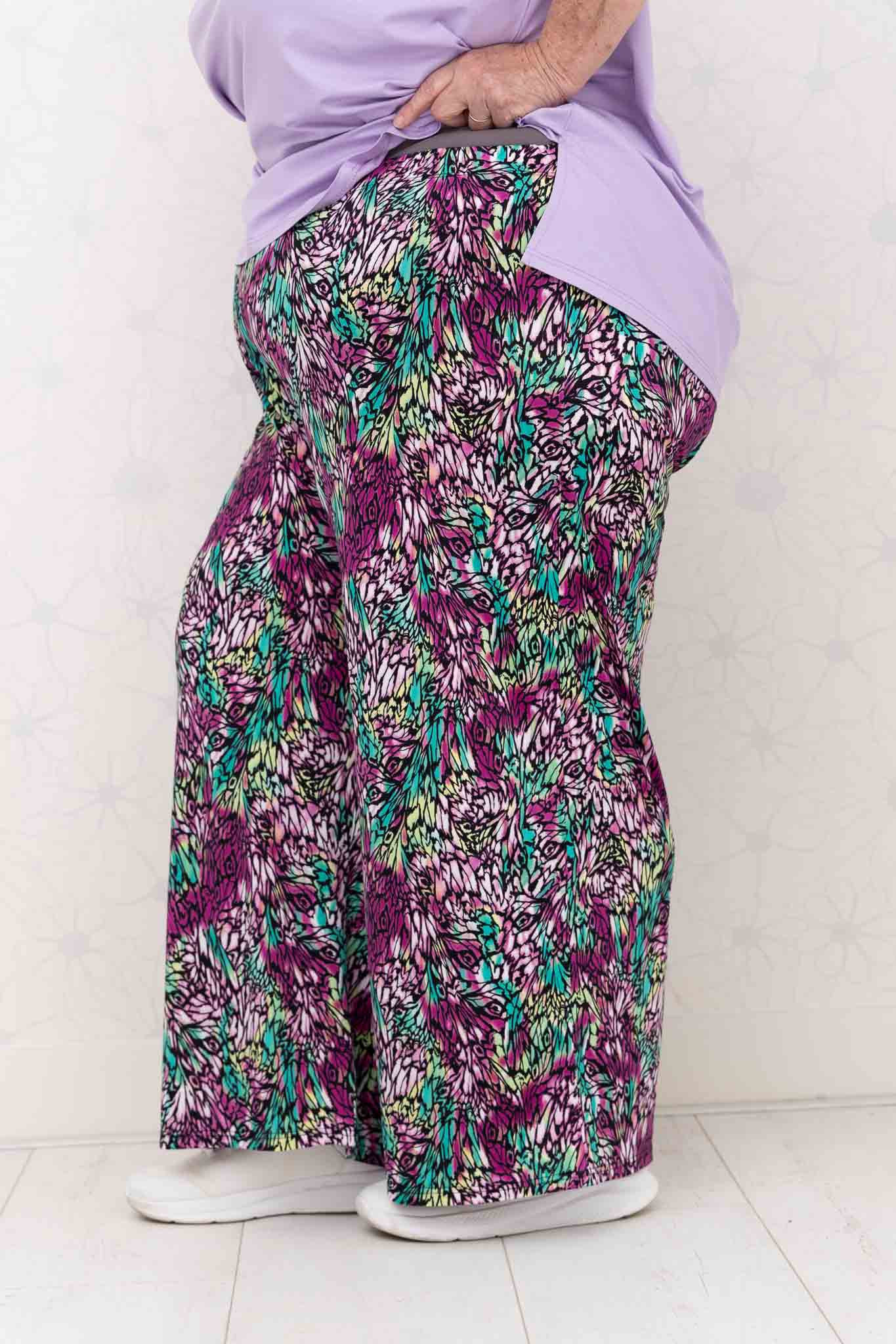 Wijde broek Judith – blaadjes paars – Venecia travelstof – binnenbeenlengte ca. 69/72 cm