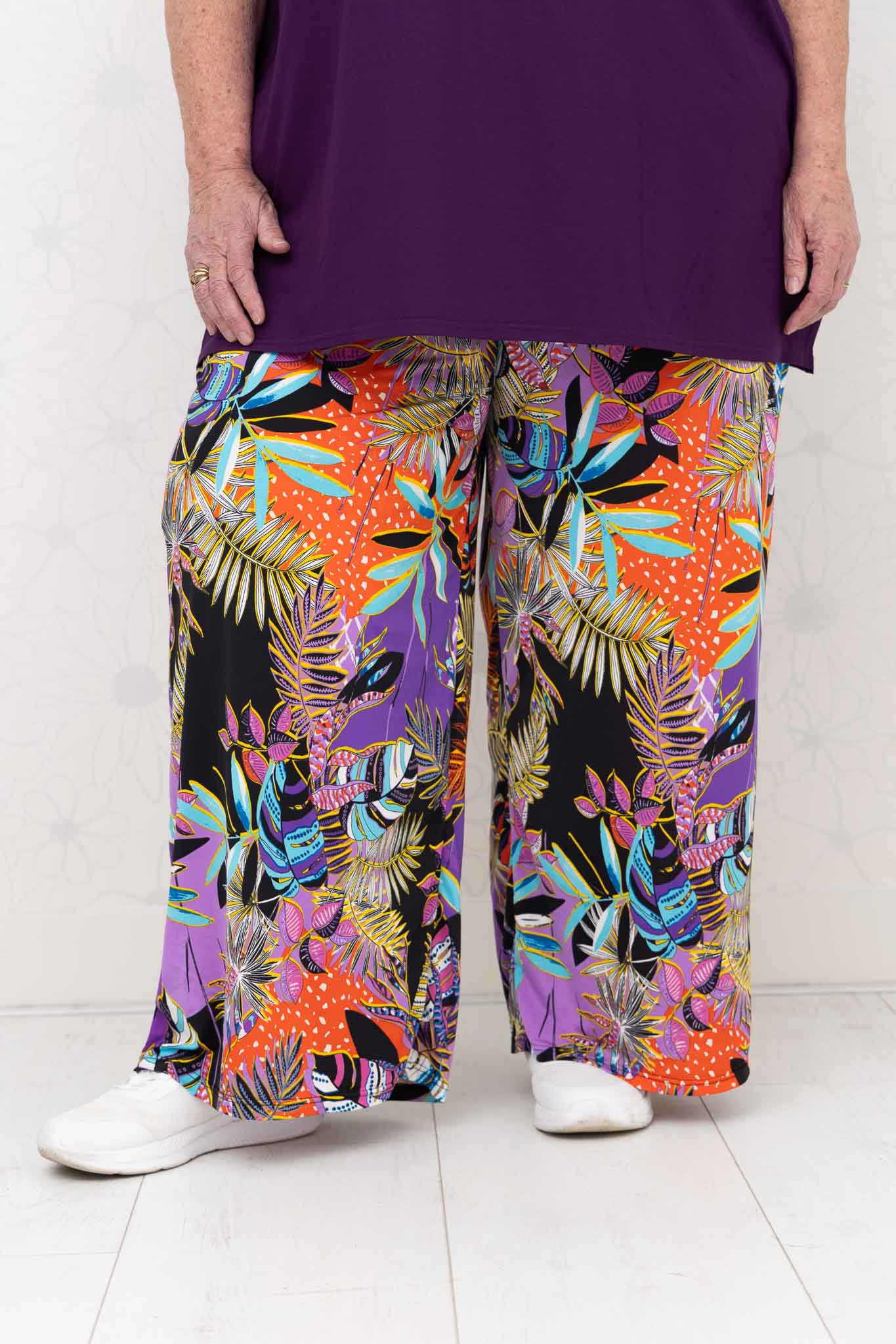 Wijde broek Judith – paars oranje zwart – Venecia travelstof – binnenbeenlengte ca. 69/72 cm