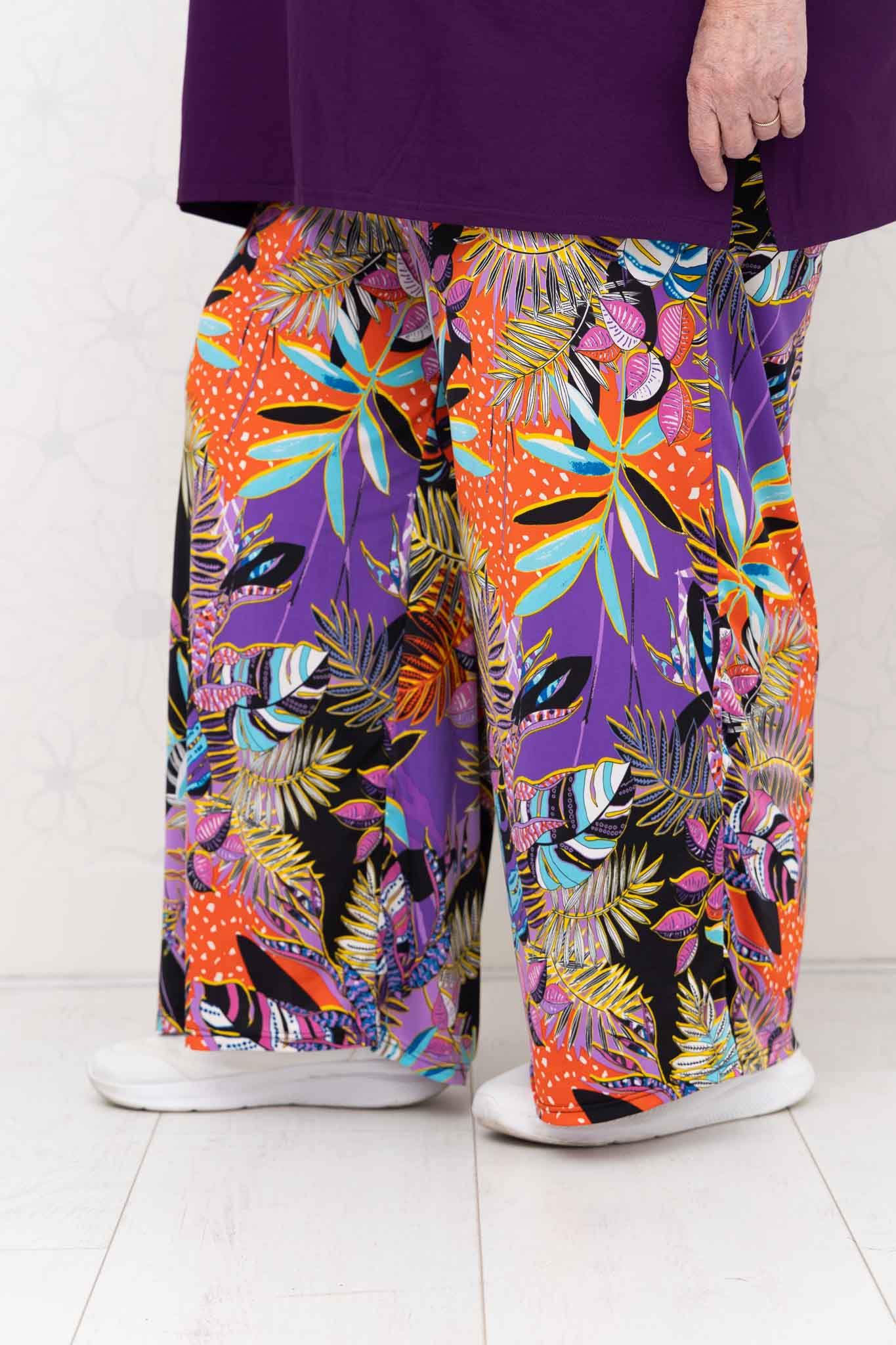 Wijde broek Judith – paars oranje zwart – Venecia travelstof – binnenbeenlengte ca. 69/72 cm