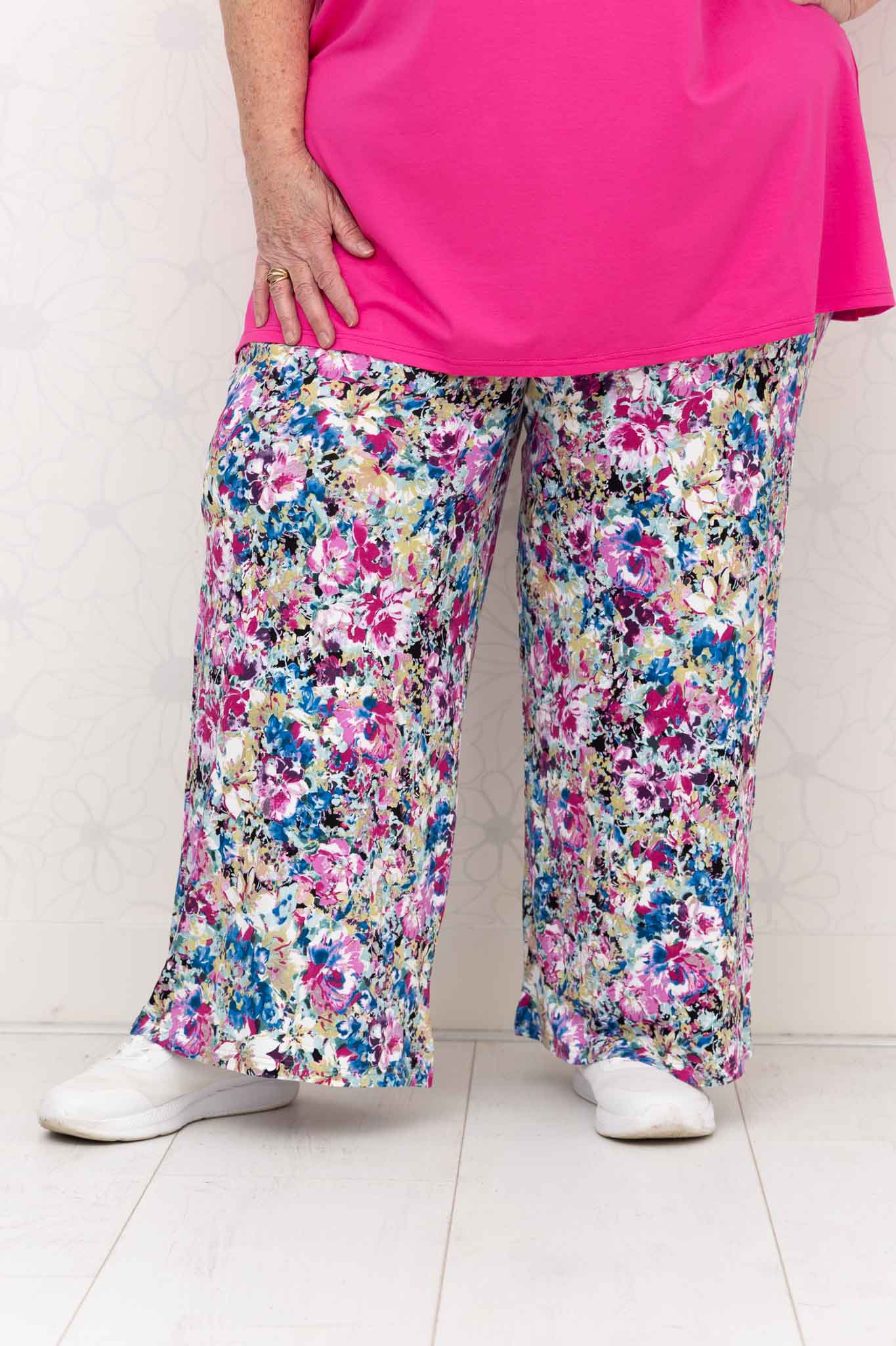 Wijde broek Judith – bloemenprint roze kobalt – viscose – binnenbeenlengte ca. 69/72 cm
