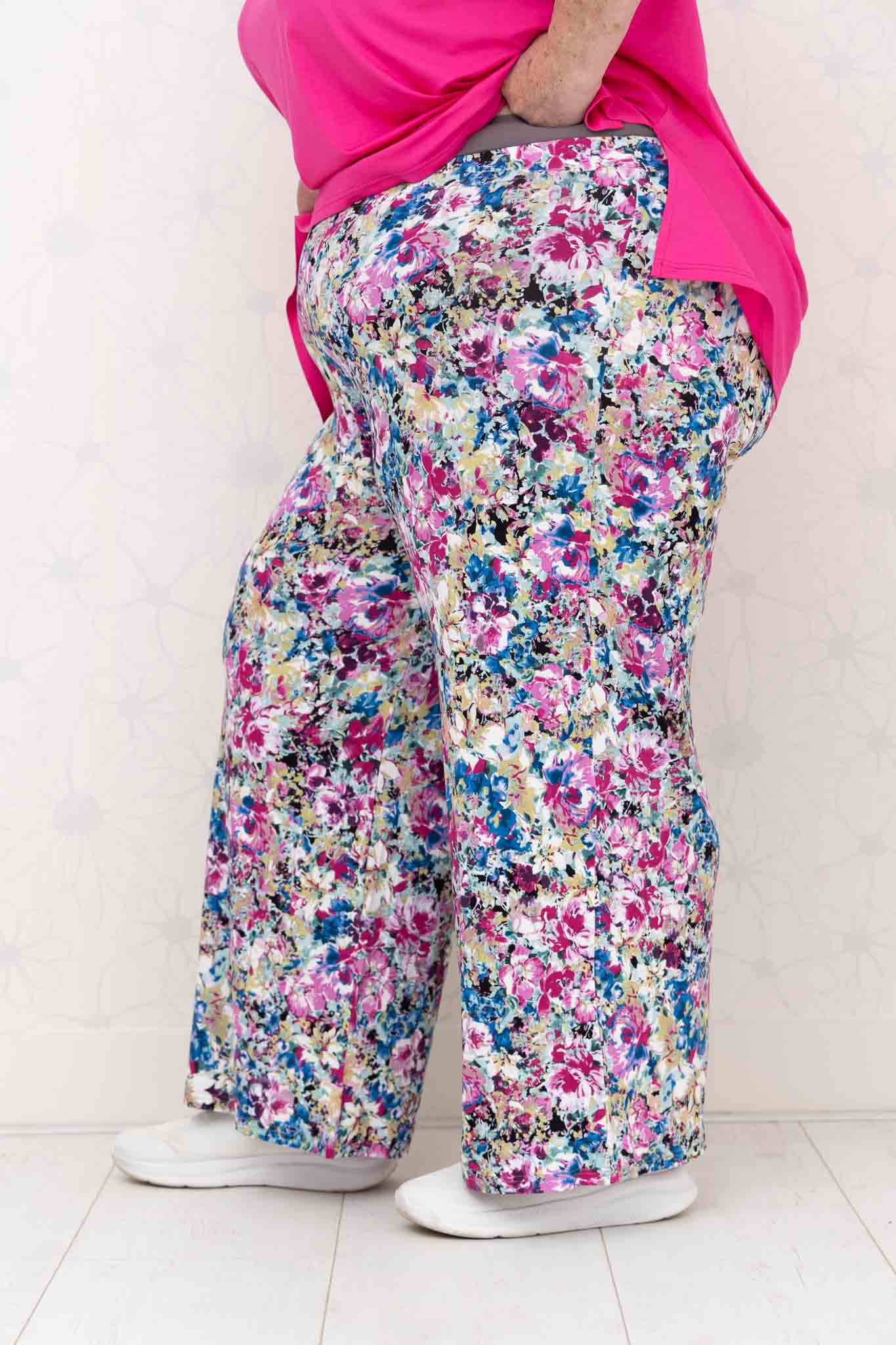 Wijde broek Judith – bloemenprint roze kobalt – viscose – binnenbeenlengte ca. 69/72 cm