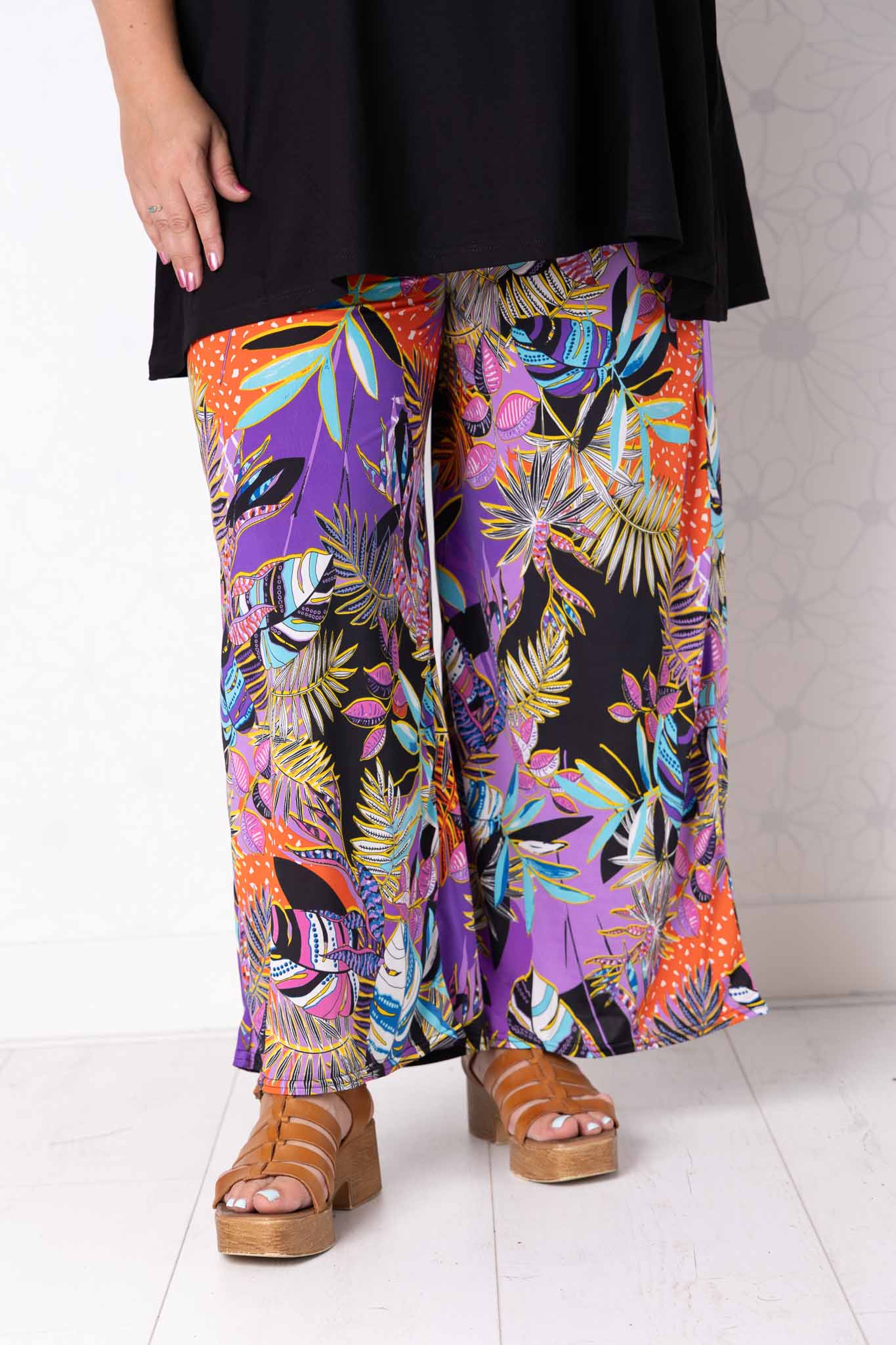 Wijde broek Judith – paars oranje zwart – Venecia travelstof – binnenbeenlengte ca. 69/72 cm