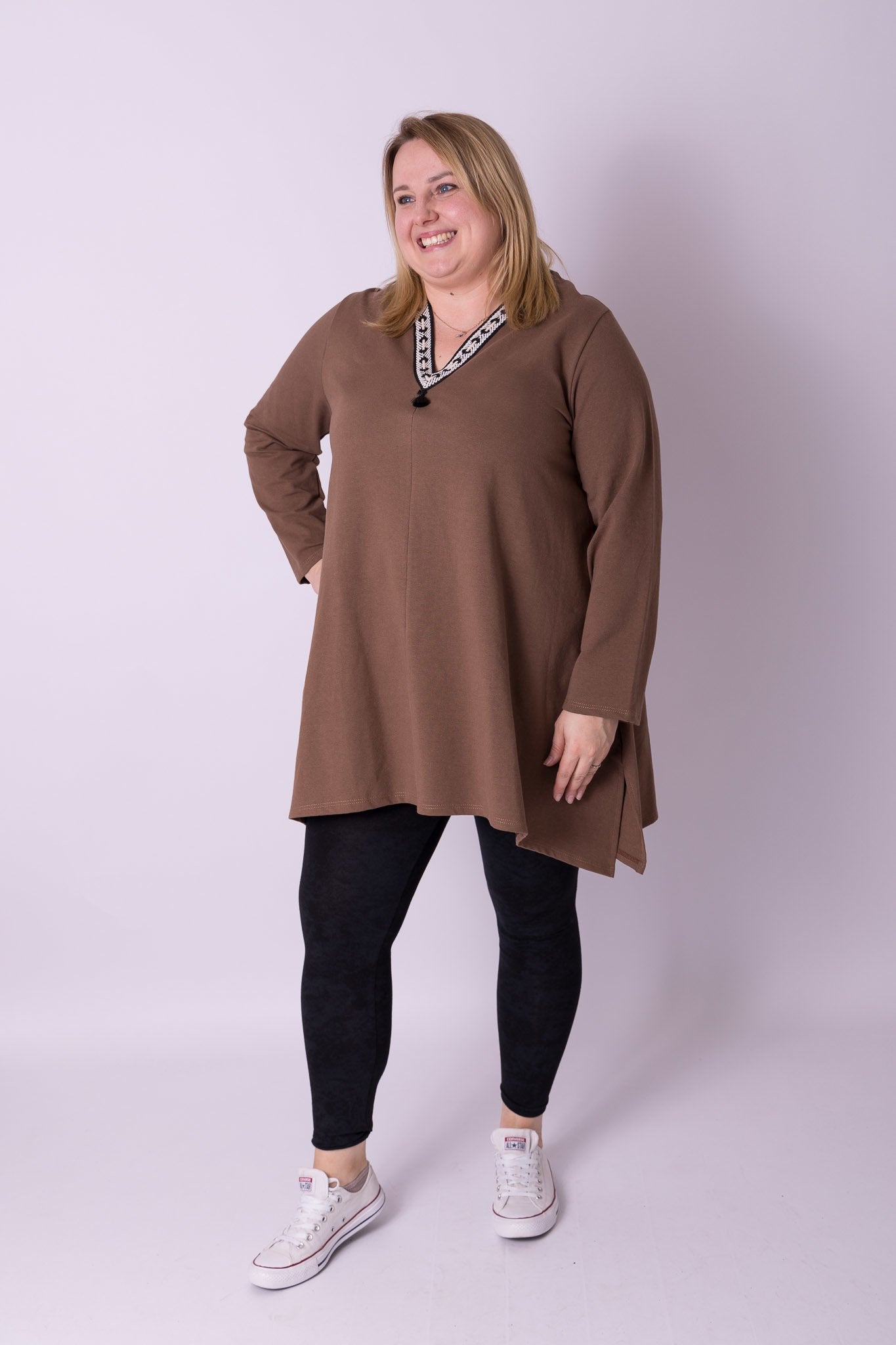 Lange tuniek met leuke V-hals met versierde bies maat maat 48-52