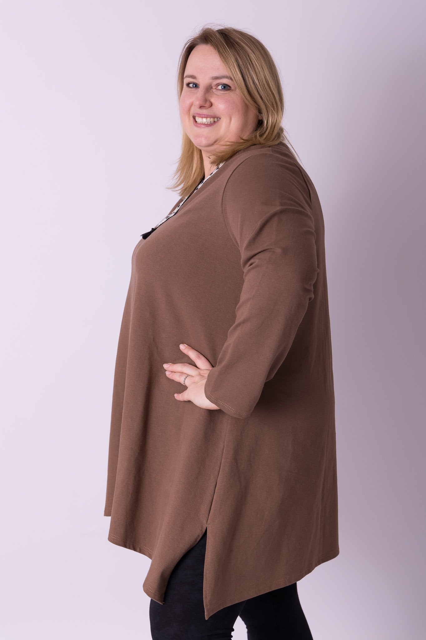 Lange tuniek met leuke V-hals met versierde bies maat maat 48-52