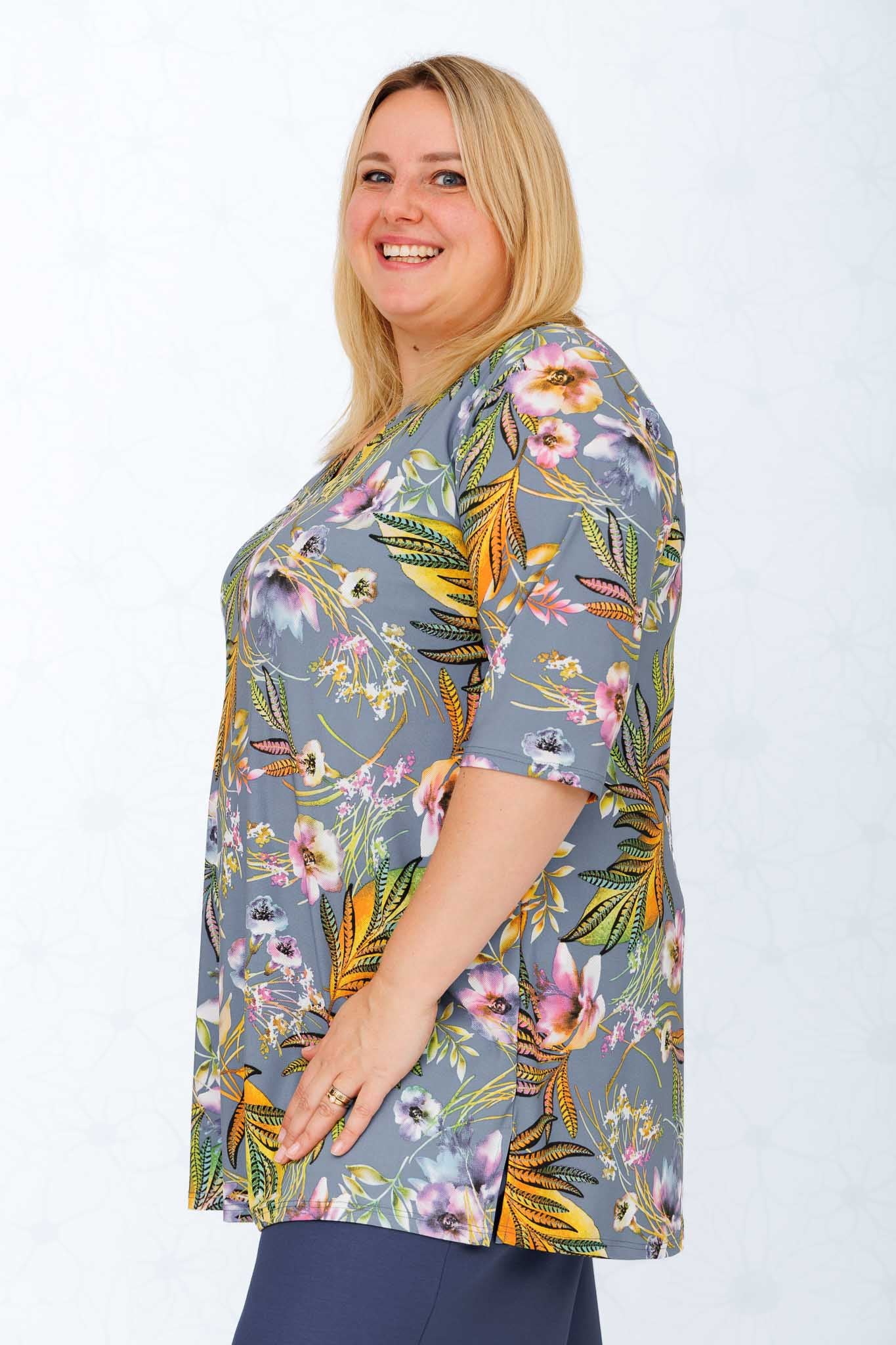 Top Erna – Bloemen op Grijs-Blauw | ITY Travelstof | ca. 90 cm